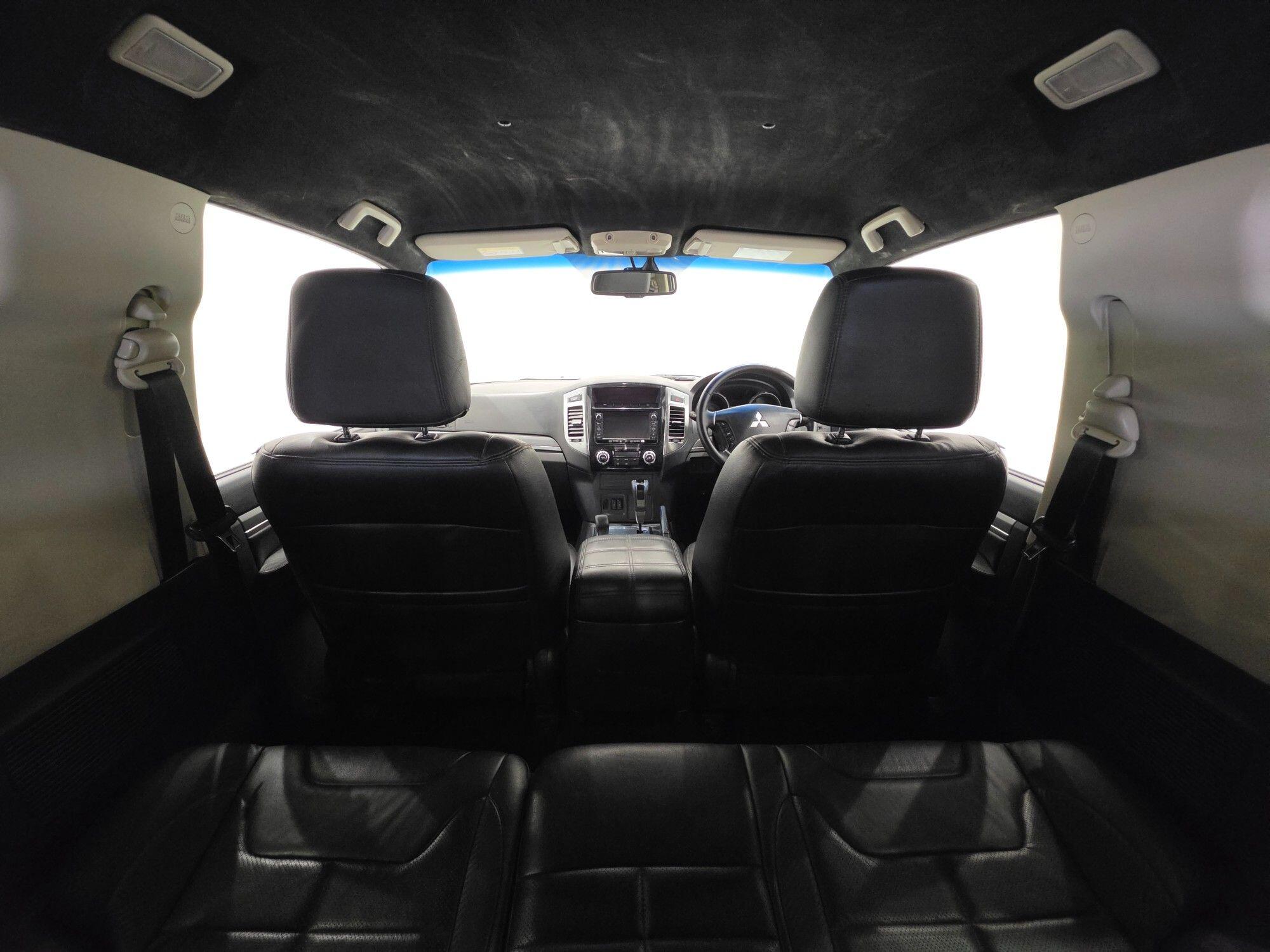 Mitsubishi Shogun view 15