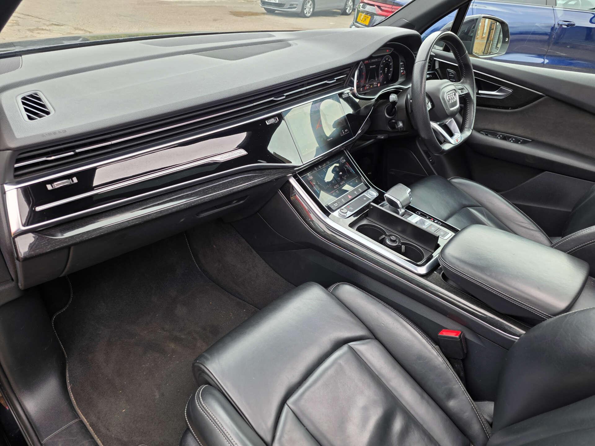 Audi Q7 view 20