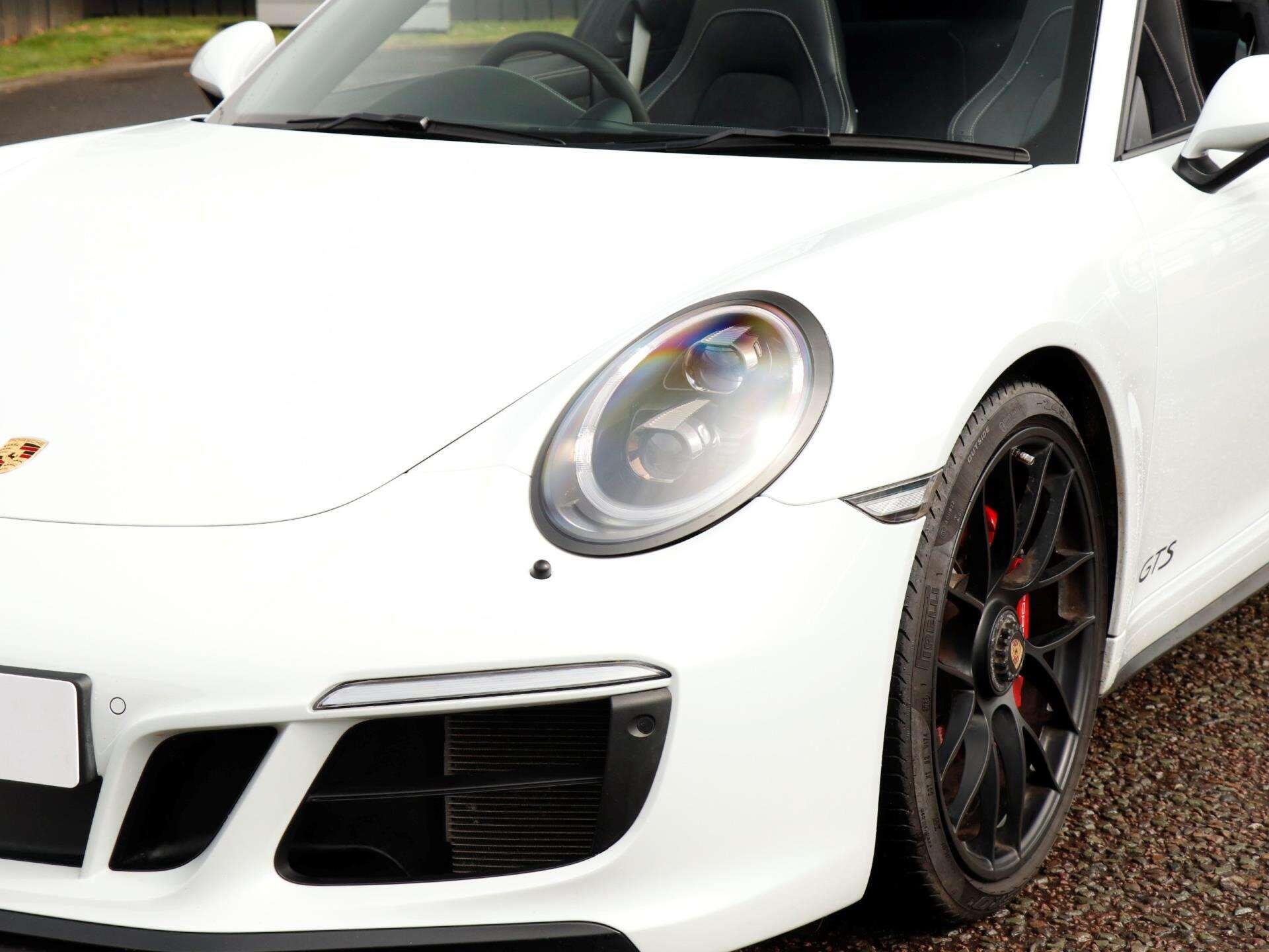 Porsche 911 view 32