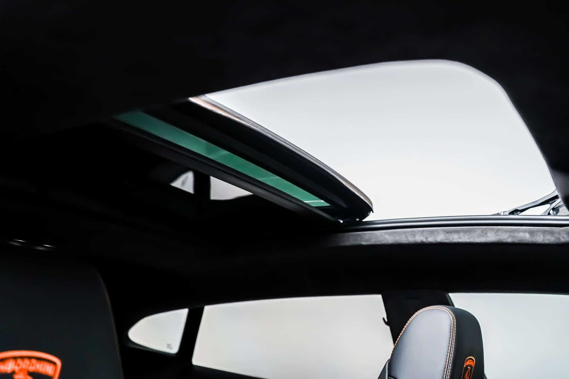Lamborghini Urus view 3