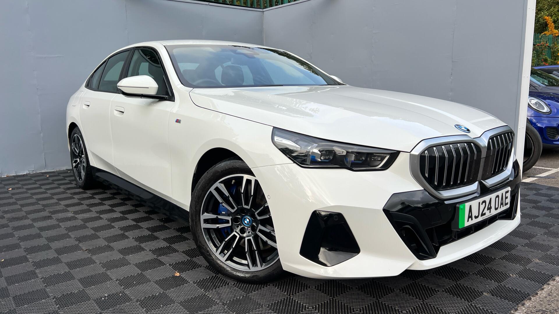 BMW i5 view 25