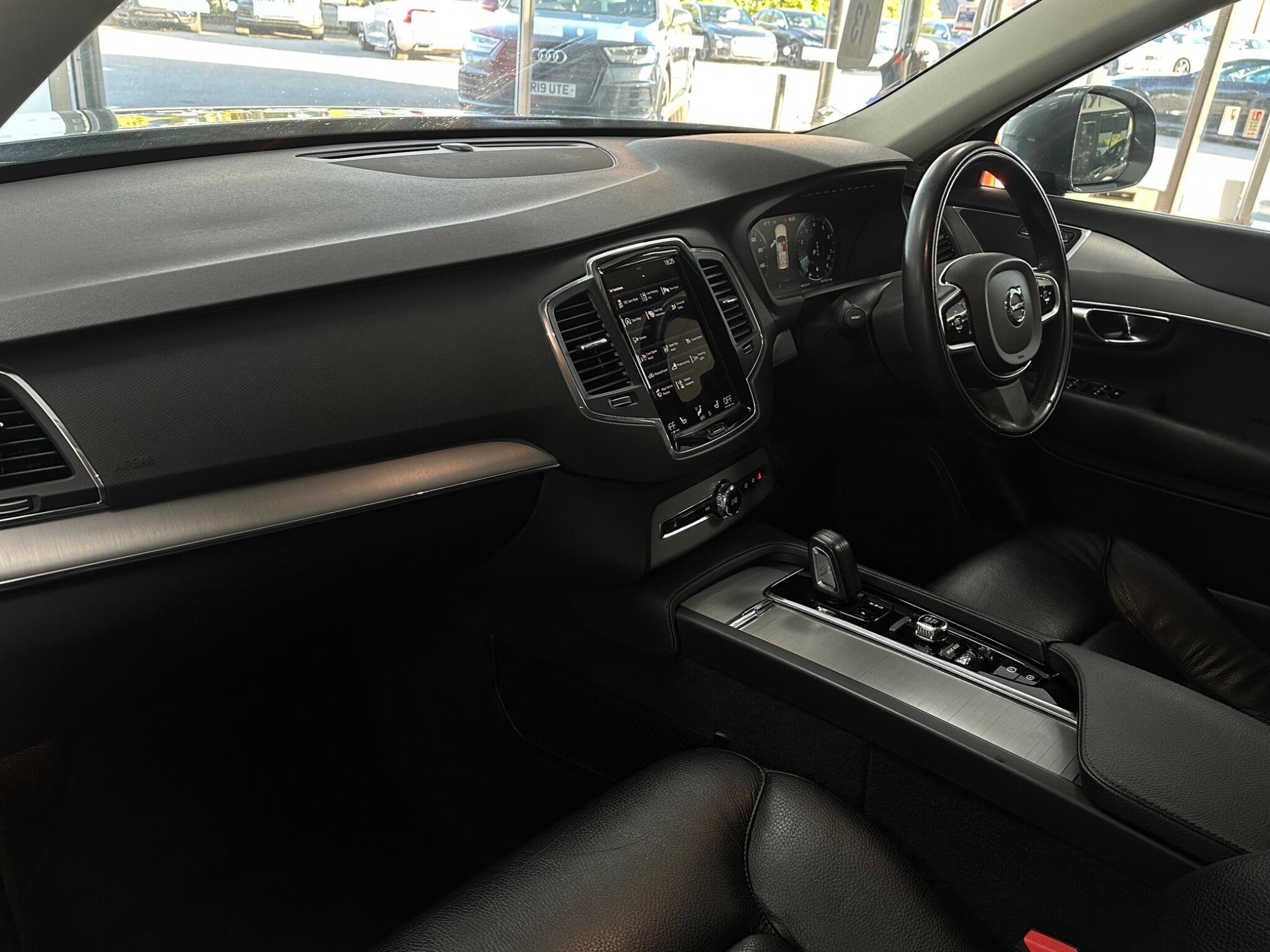 Volvo XC90 view 40