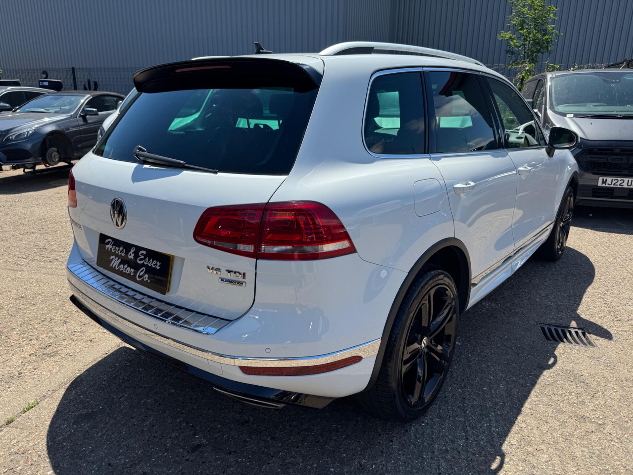 Volkswagen Touareg view 11