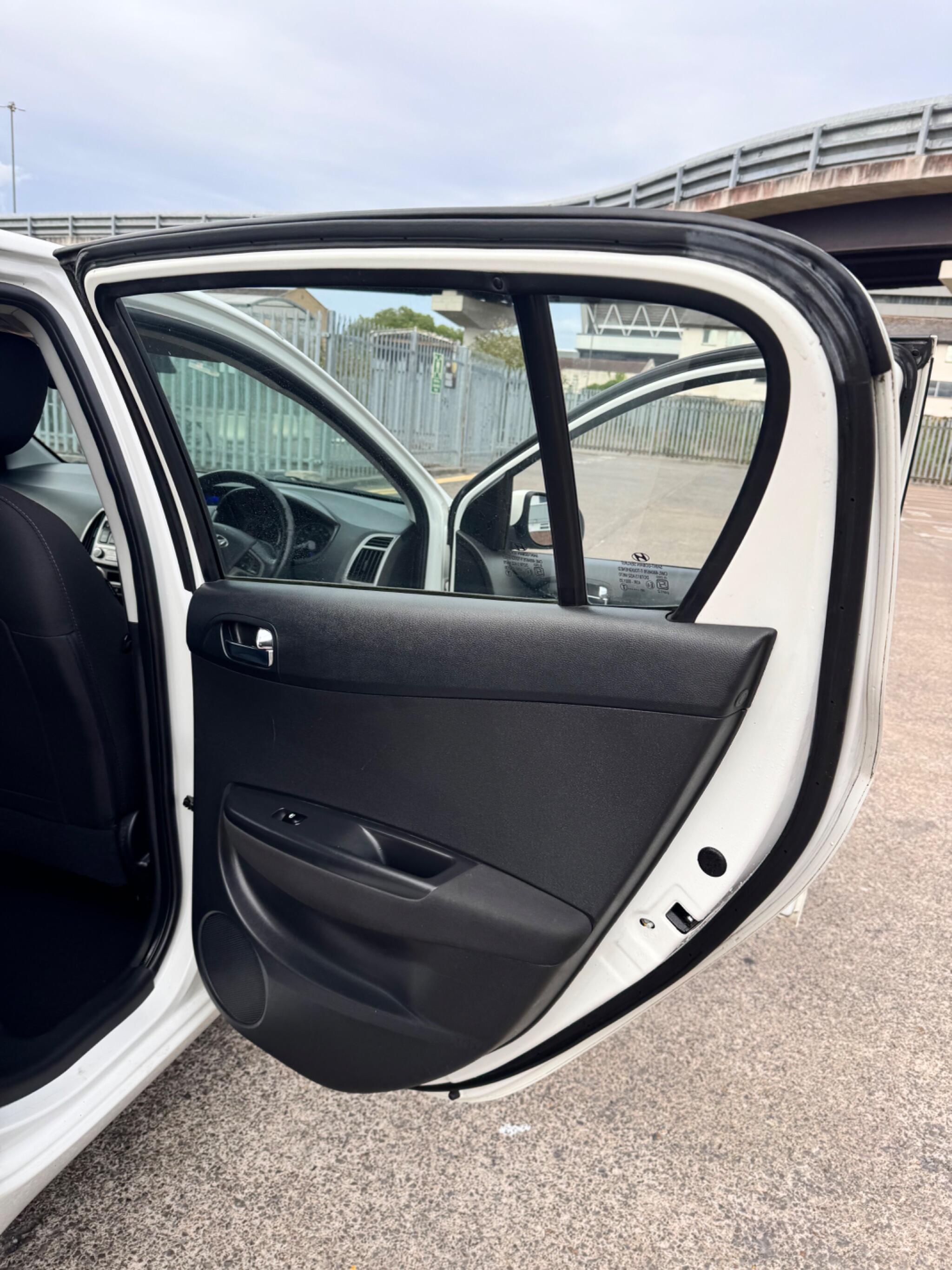 Hyundai i20 view 35