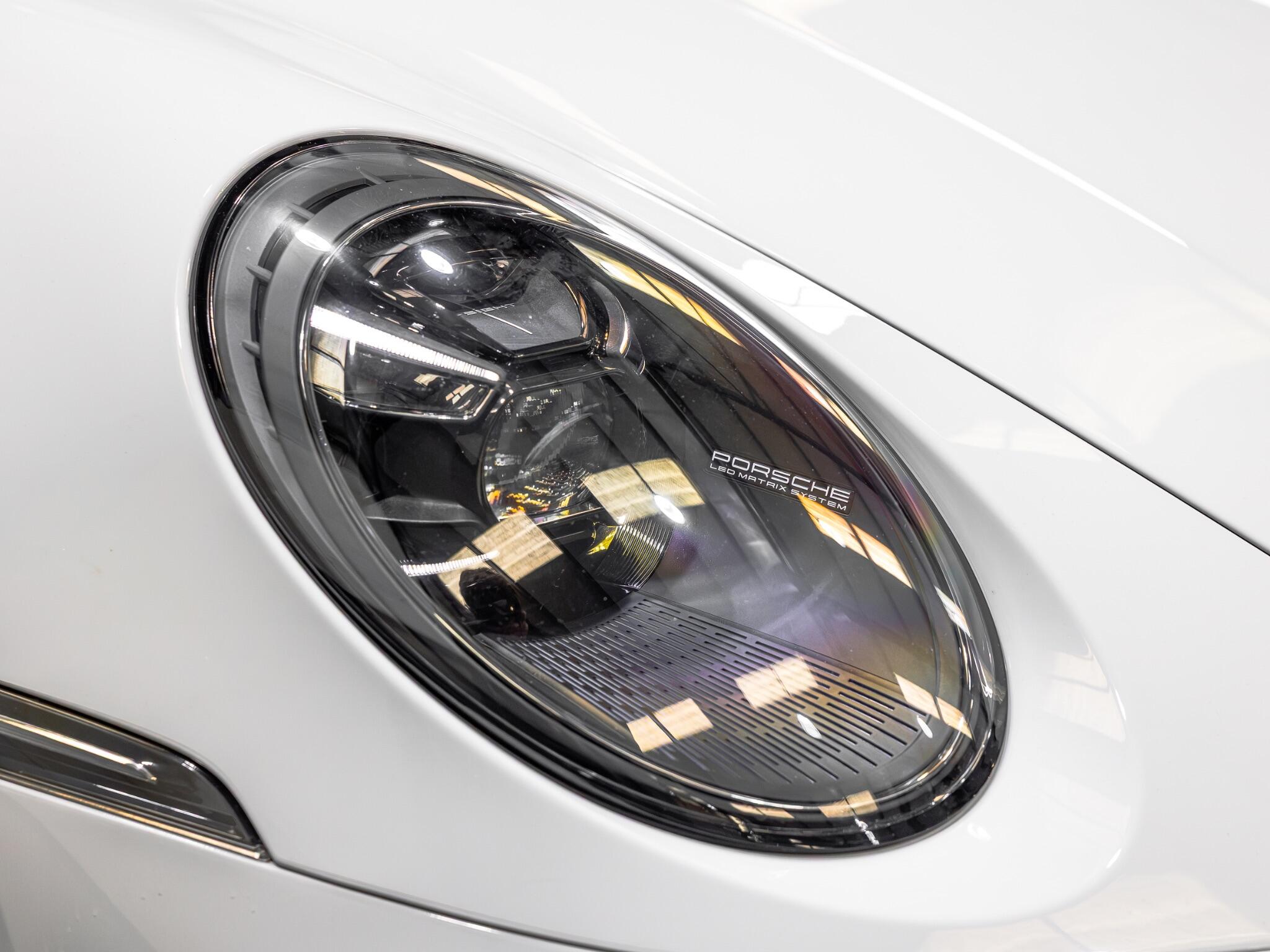 Porsche 911 view 14