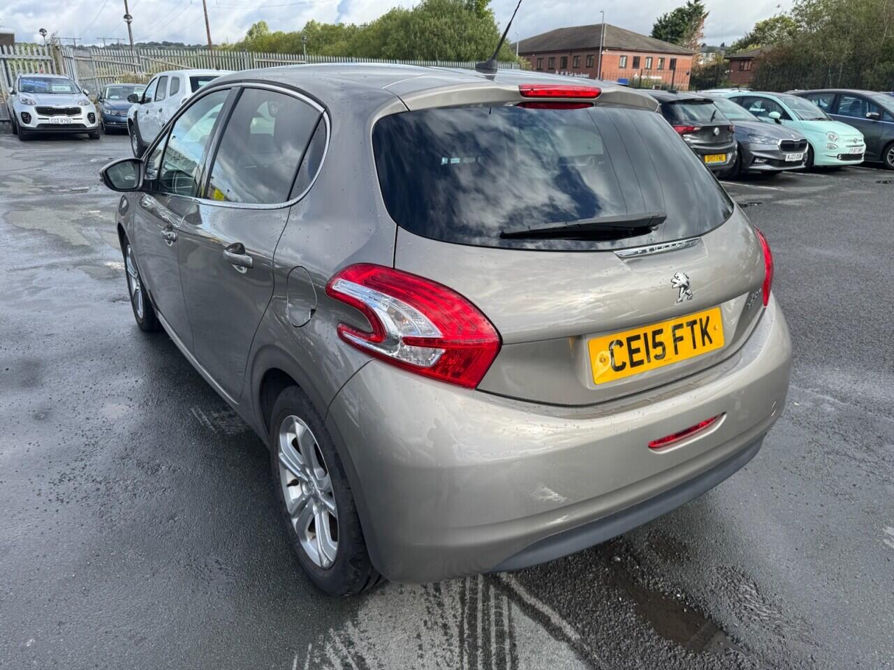 Peugeot 208 view 3