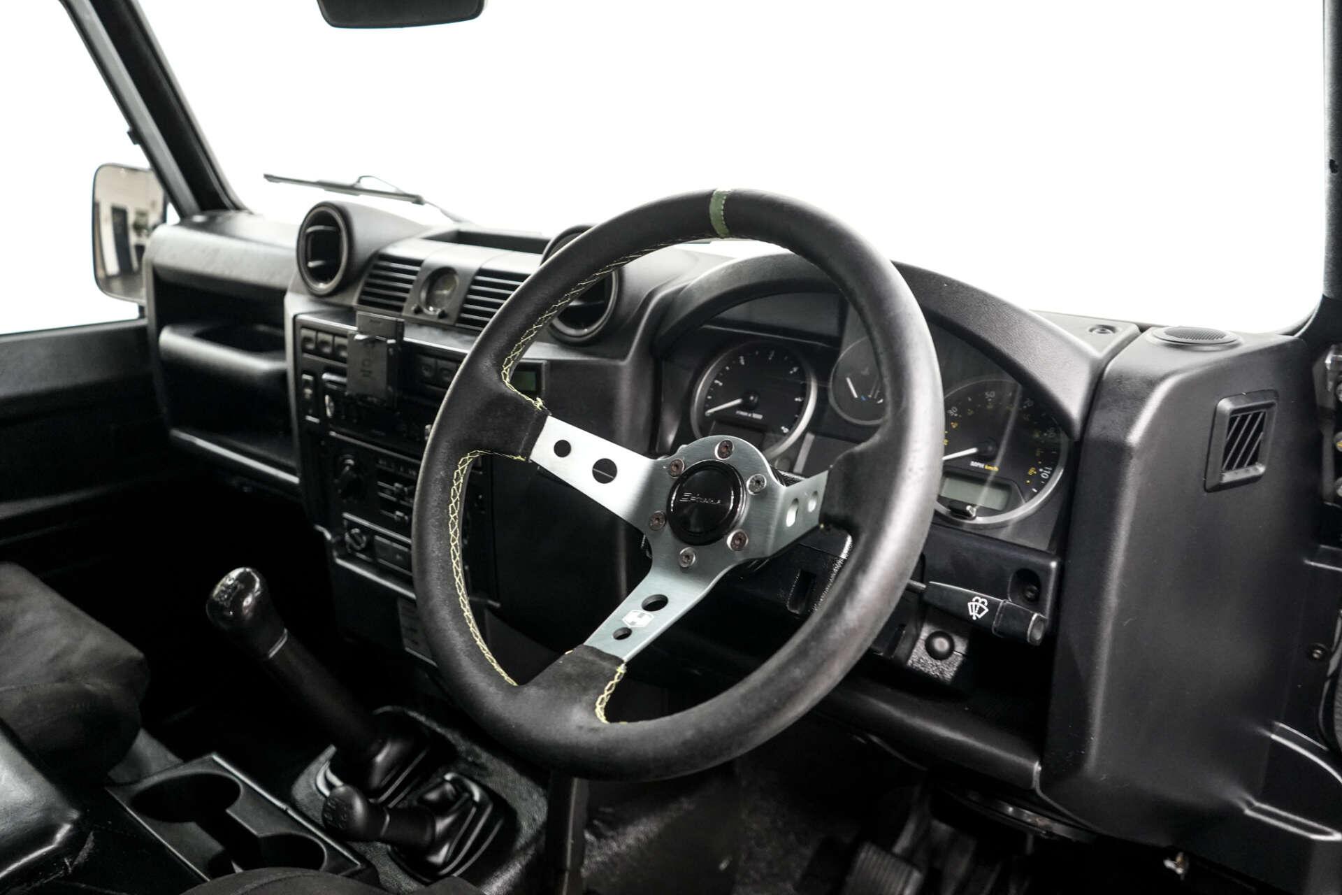Land Rover Defender 90 view 11