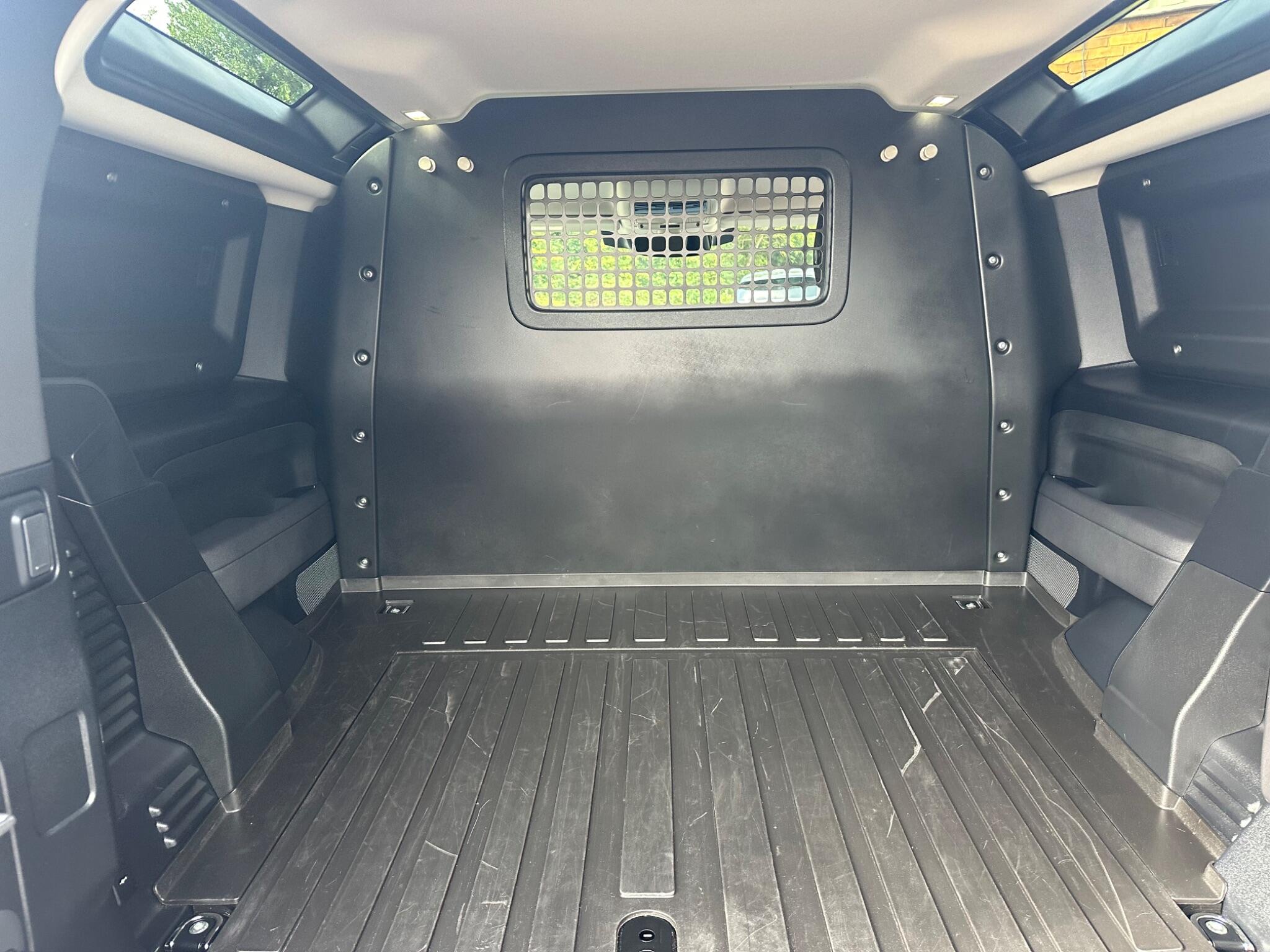 Land Rover Defender view 35