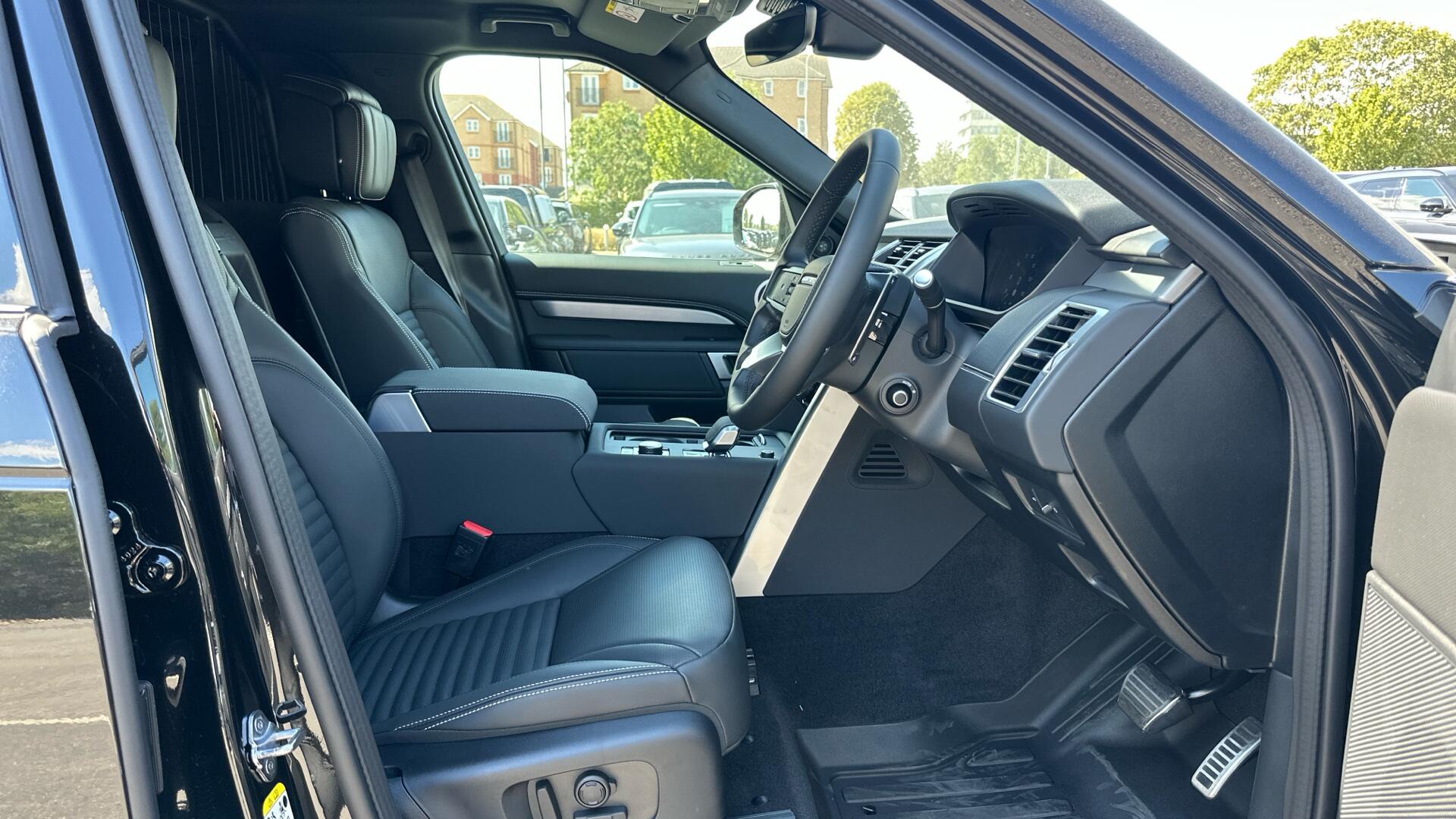 Land Rover Discovery view 32