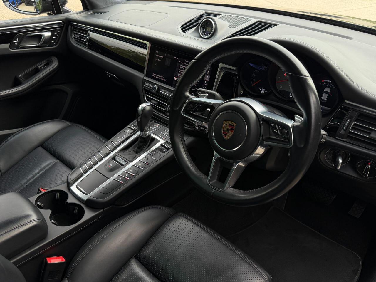 Porsche Macan view 44