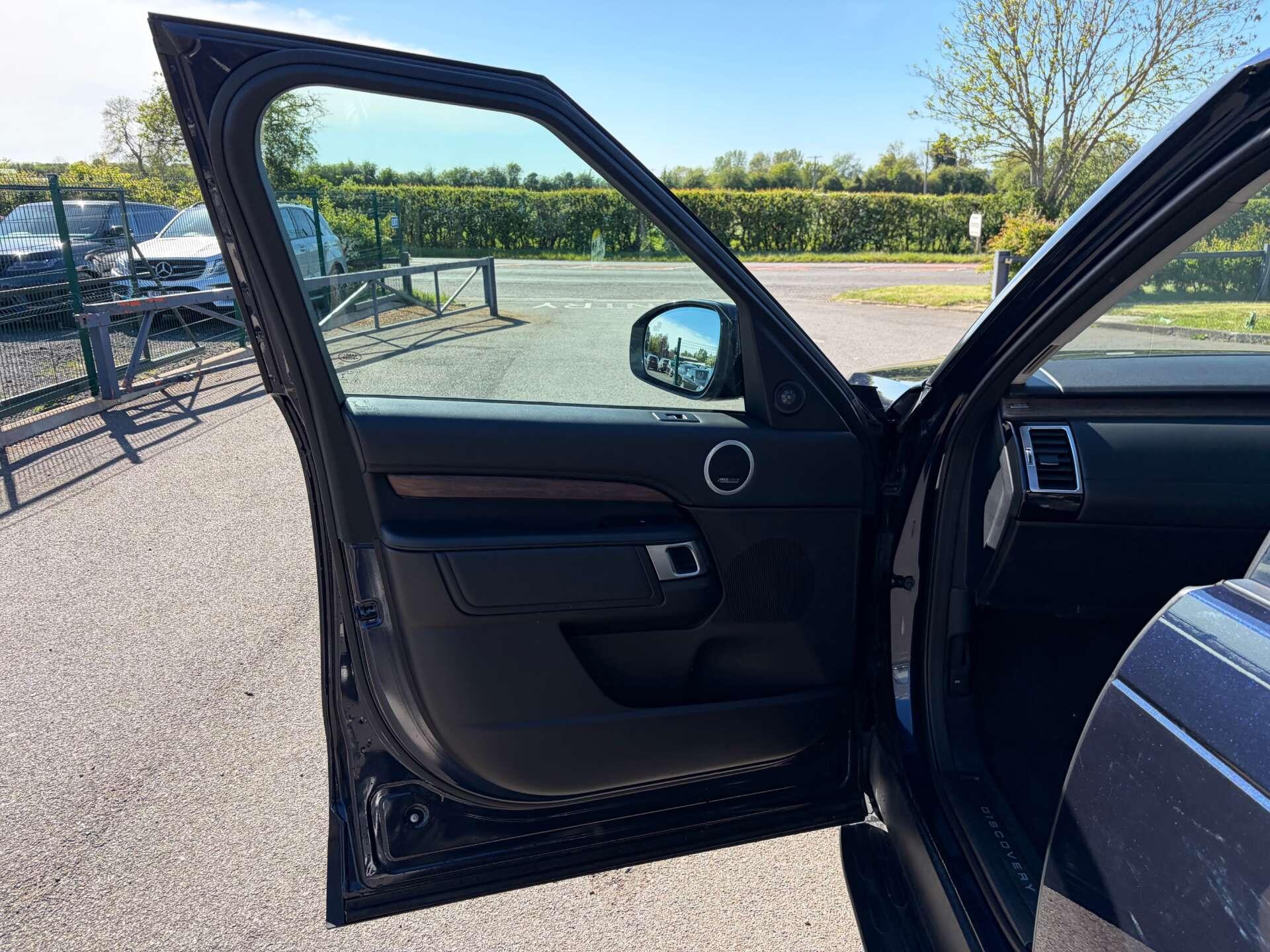 Land Rover Discovery 3 view 14