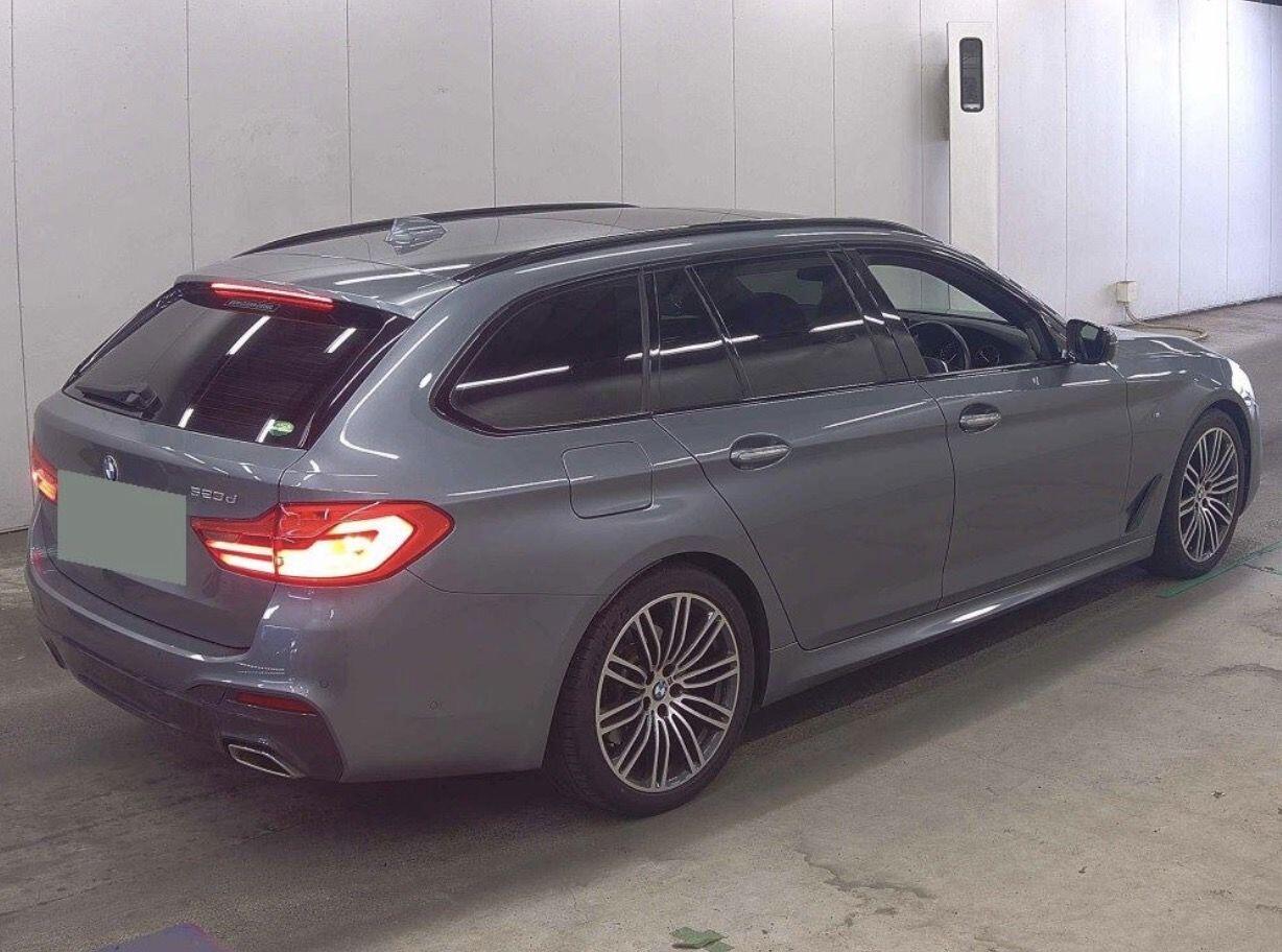 BMW 5 Series view 4