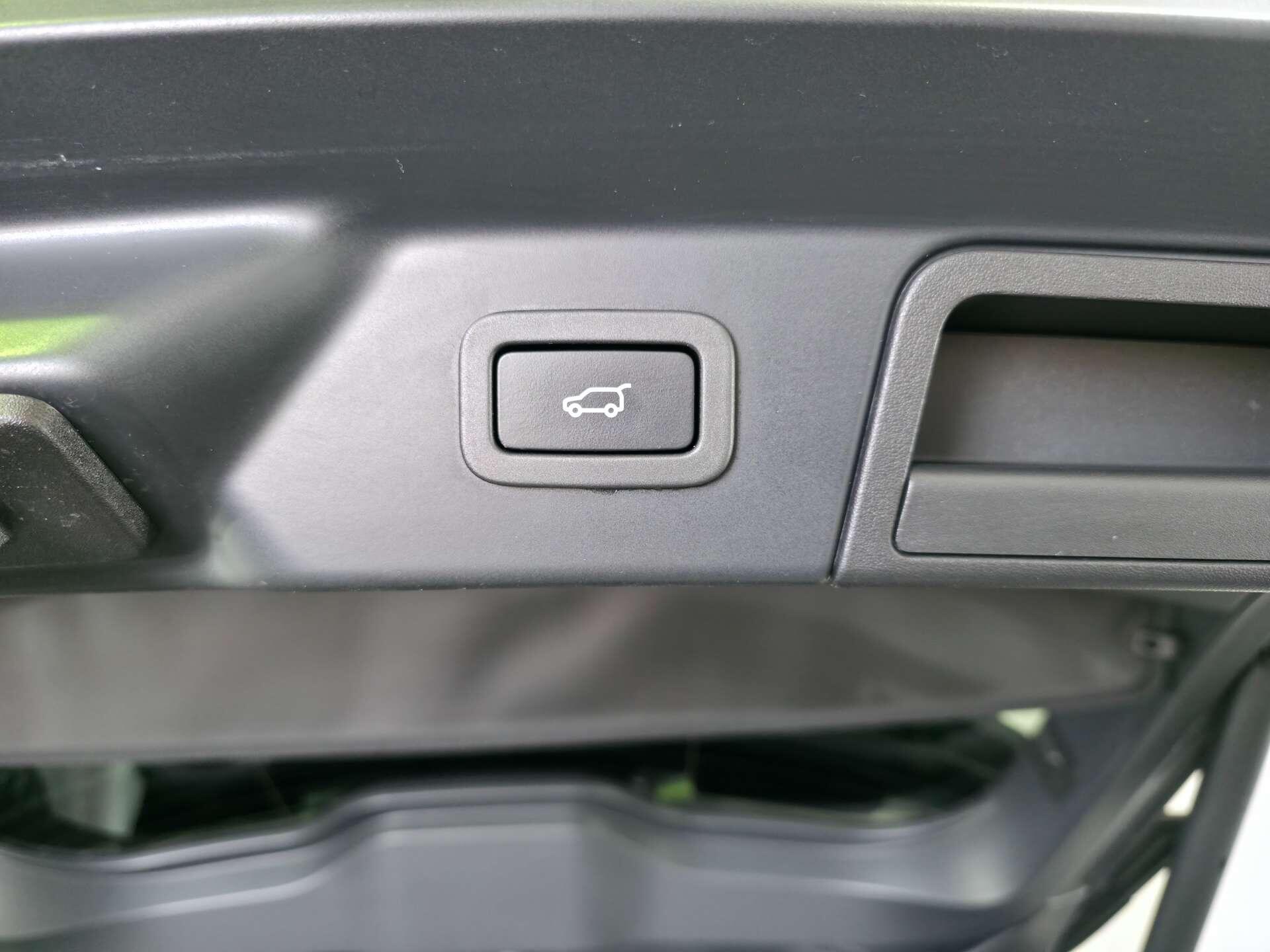 Land Rover Range Rover Velar view 14