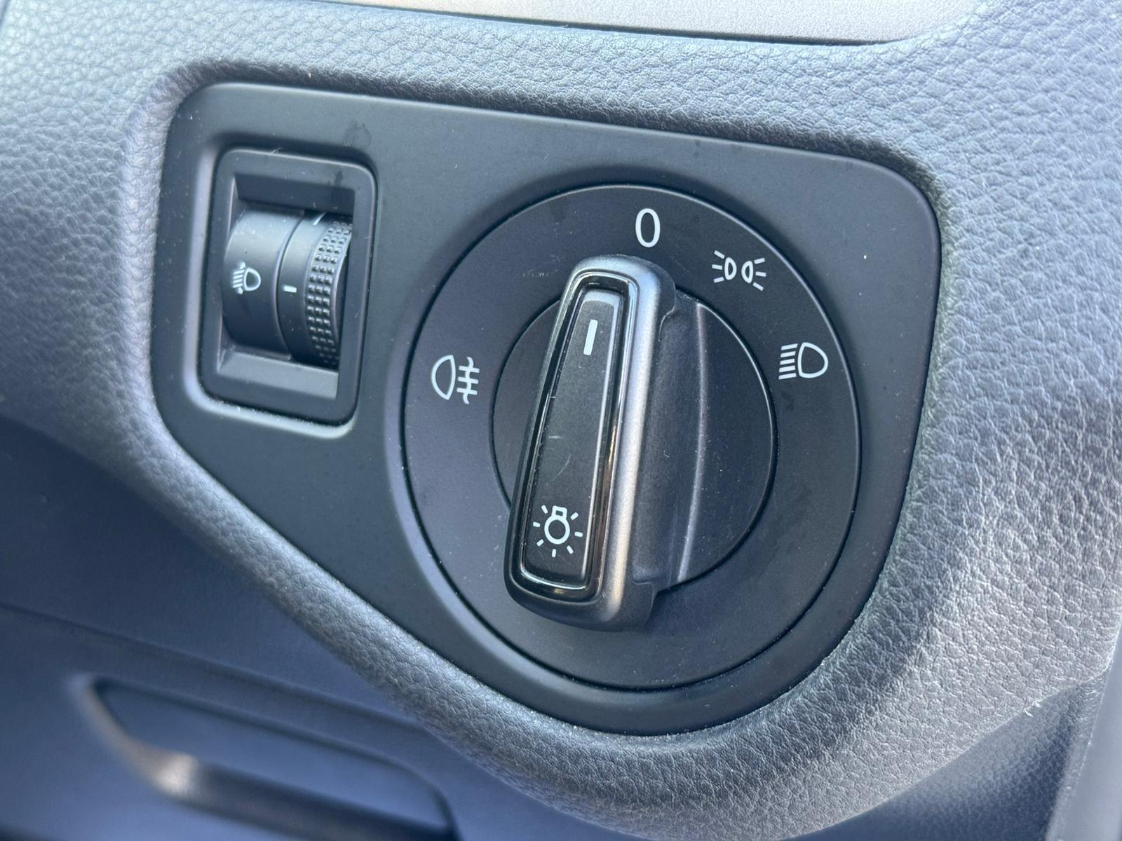 2013 Volkswagen Golf image 11