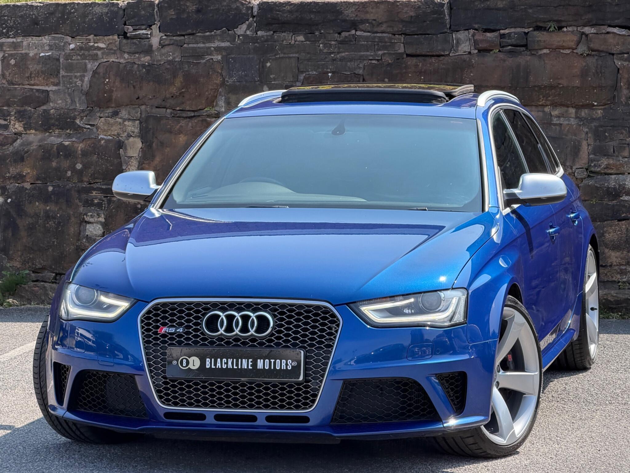 Audi RS4 view 3
