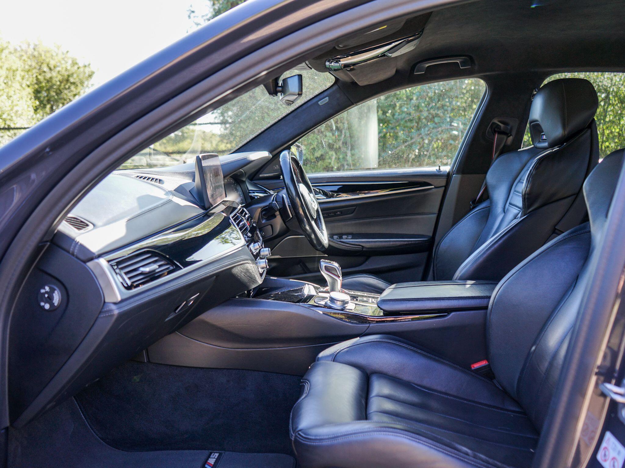 BMW M5 view 3