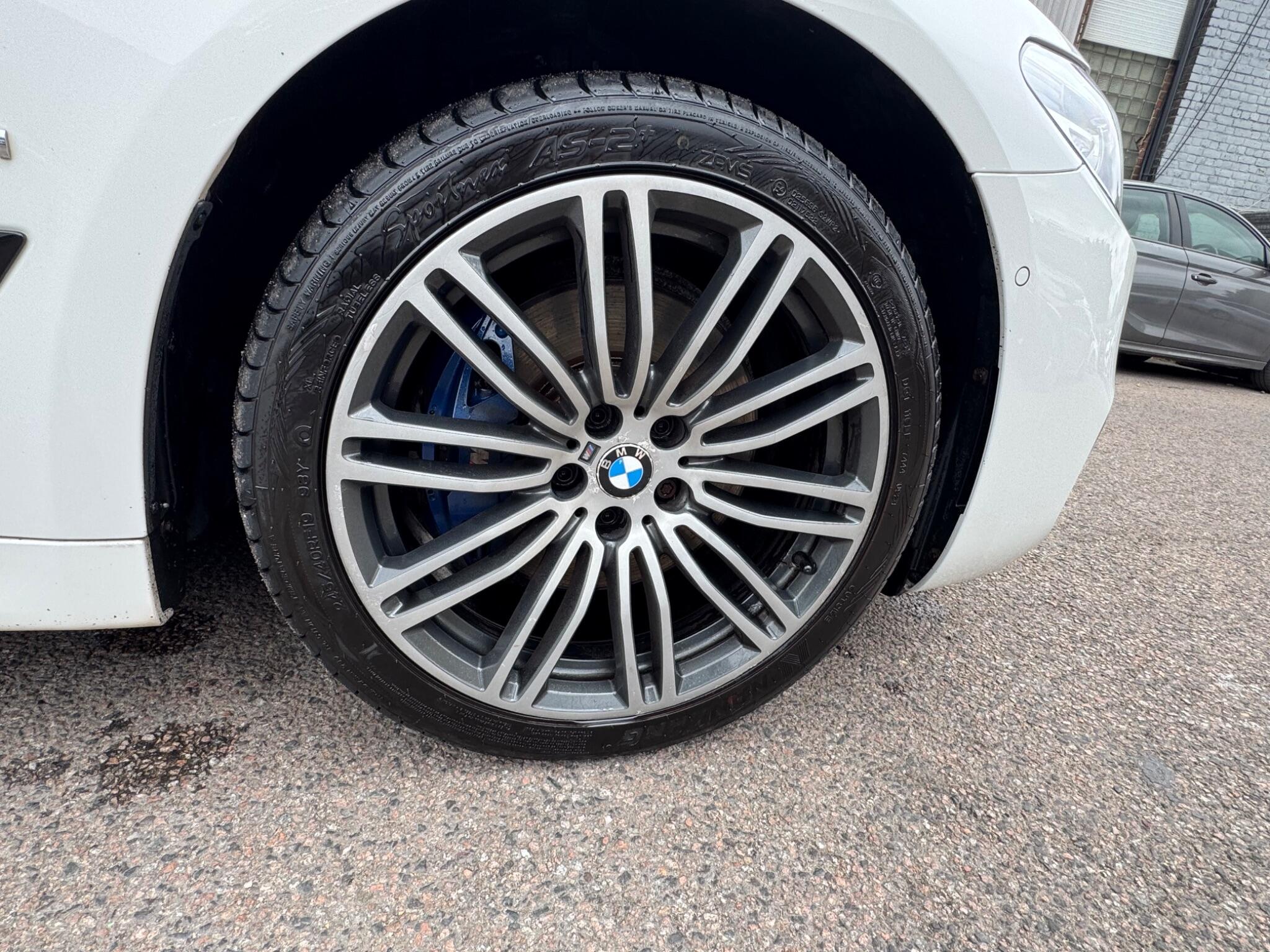 BMW 5 Series view 30