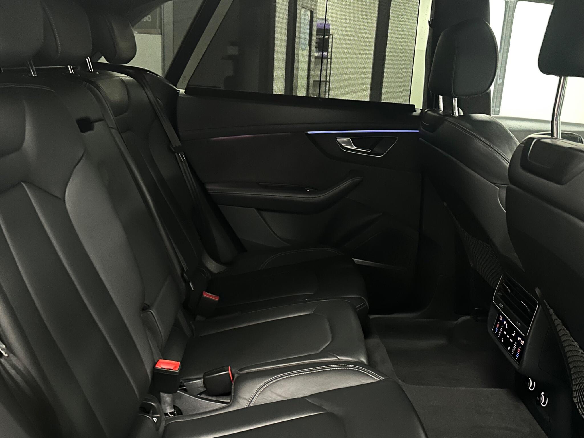 Audi Q8 view 36
