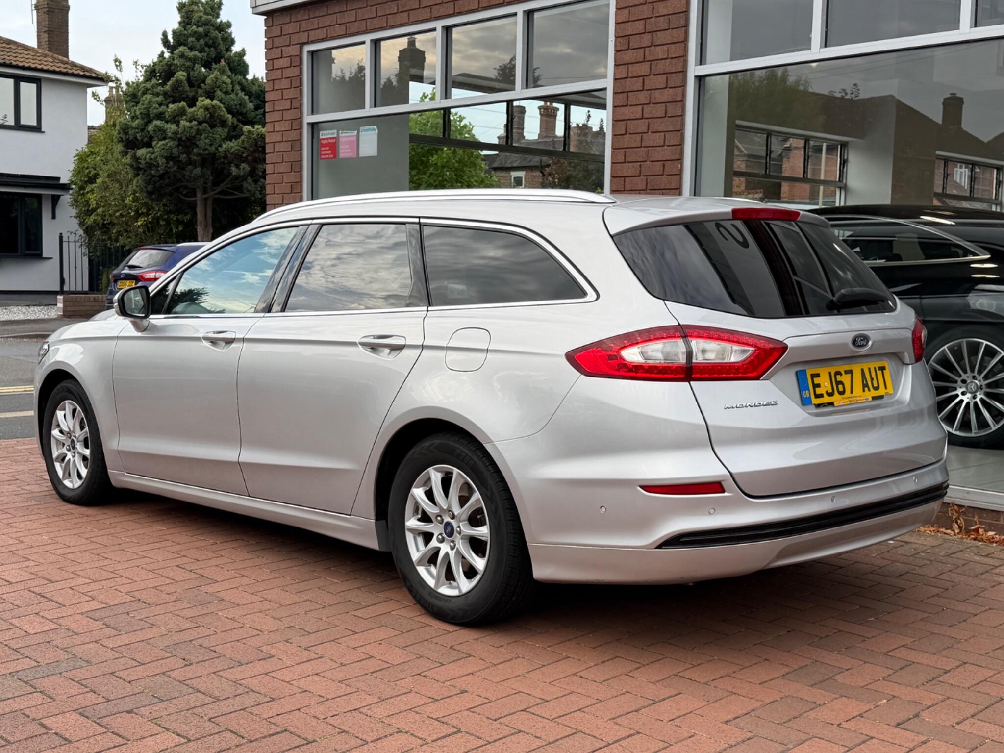Ford Mondeo view 15
