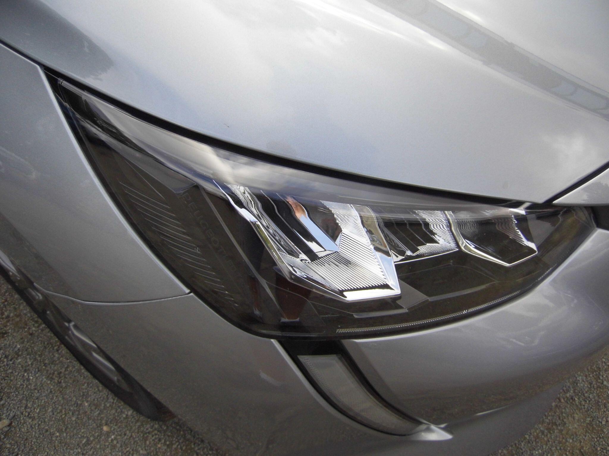 Peugeot 208 view 9