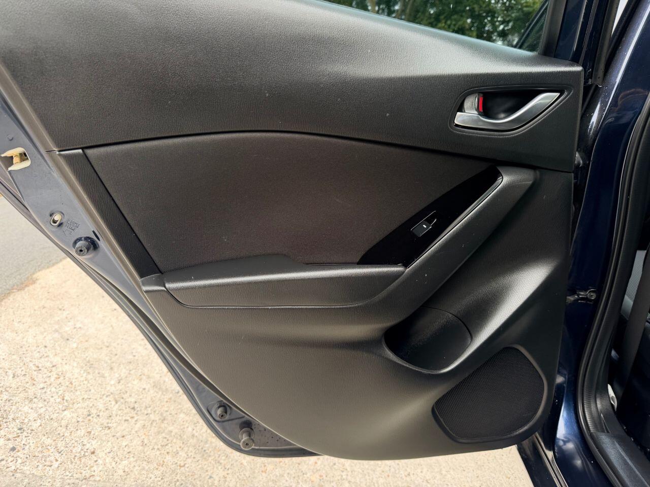 Mazda Mazda3 view 18