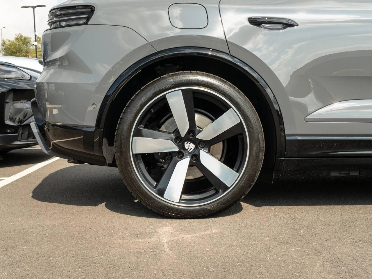 Porsche Macan view 11