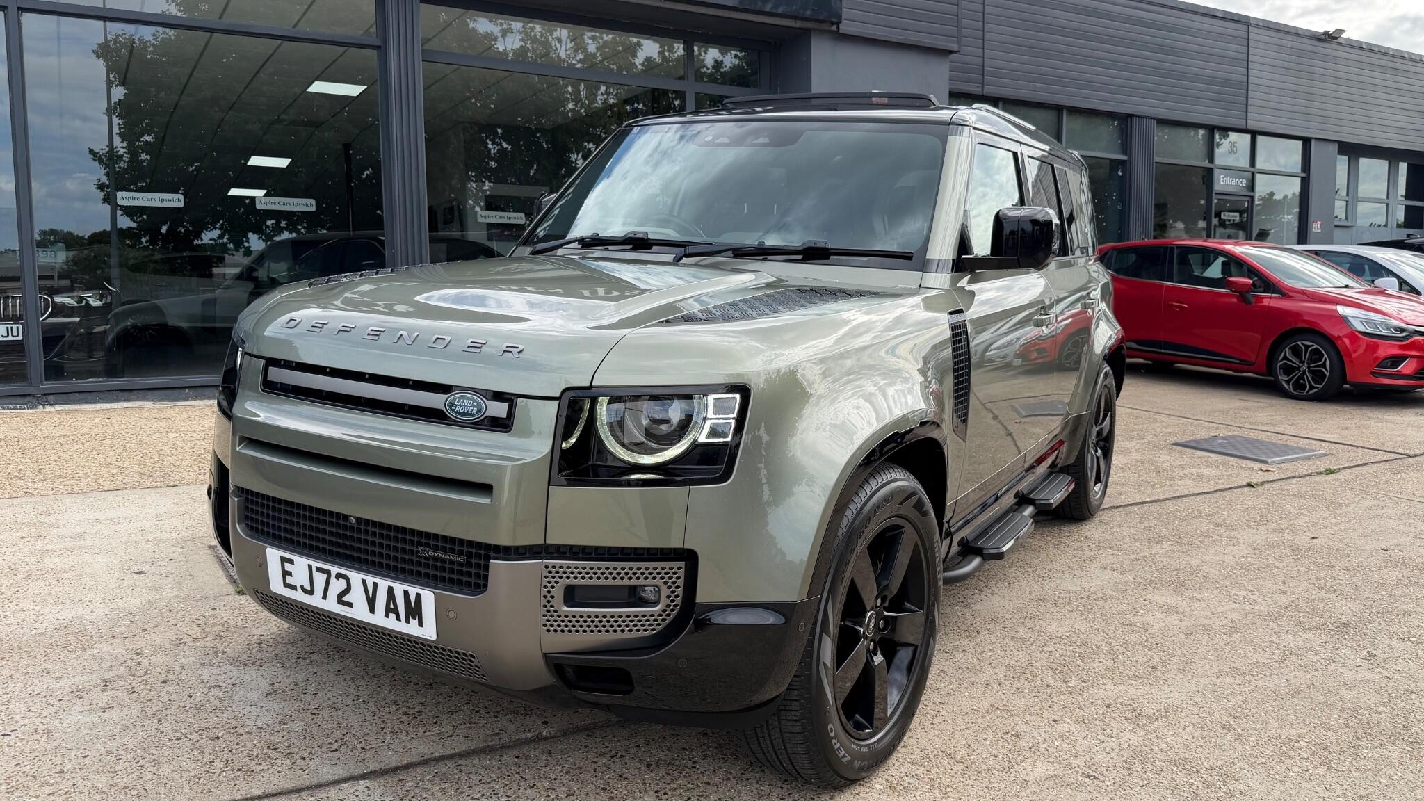 Land Rover Defender 110 view 7
