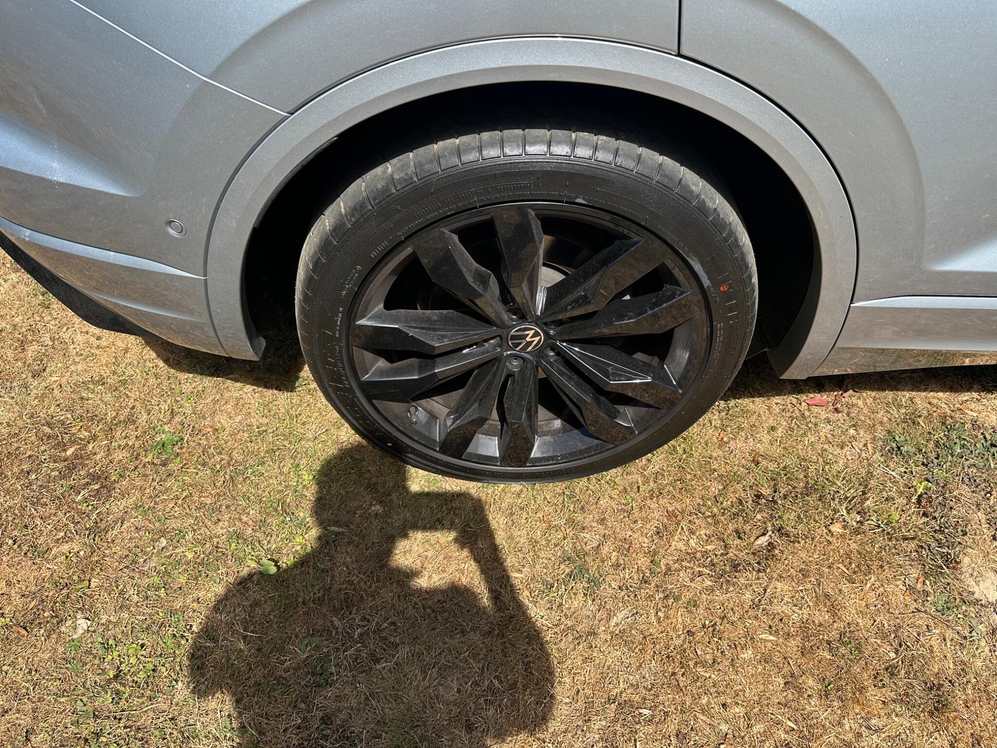 Volkswagen Touareg view 20
