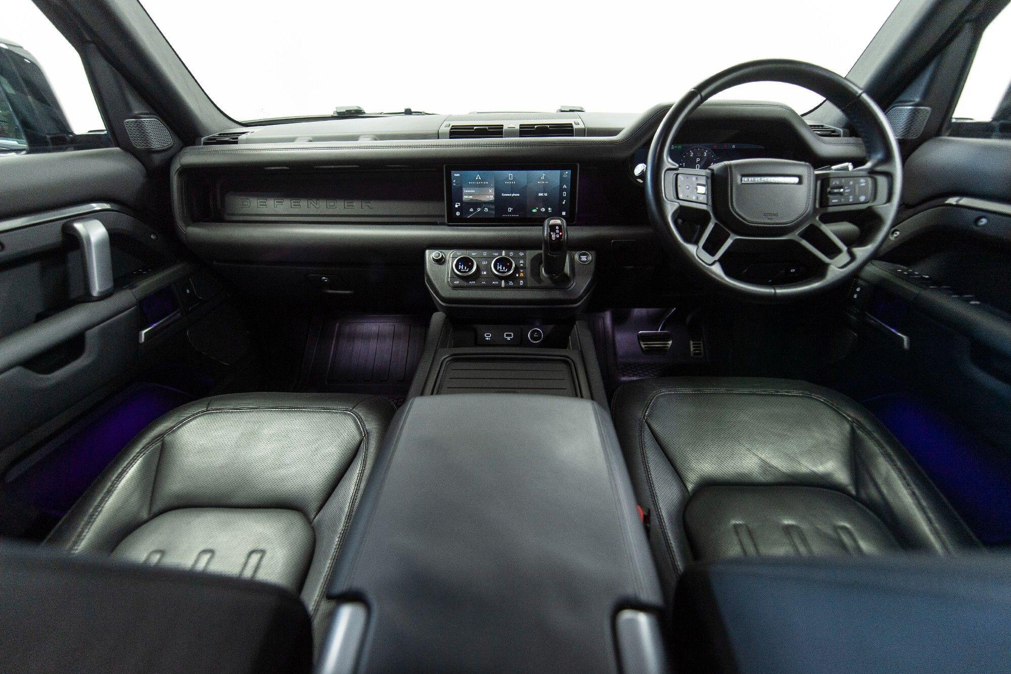 Land Rover Defender 110 view 10