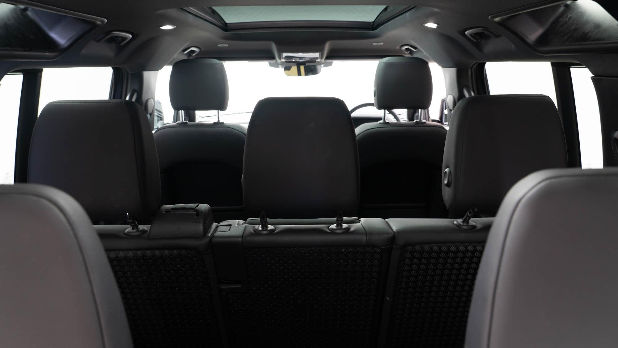 Land Rover Defender 110 view 9