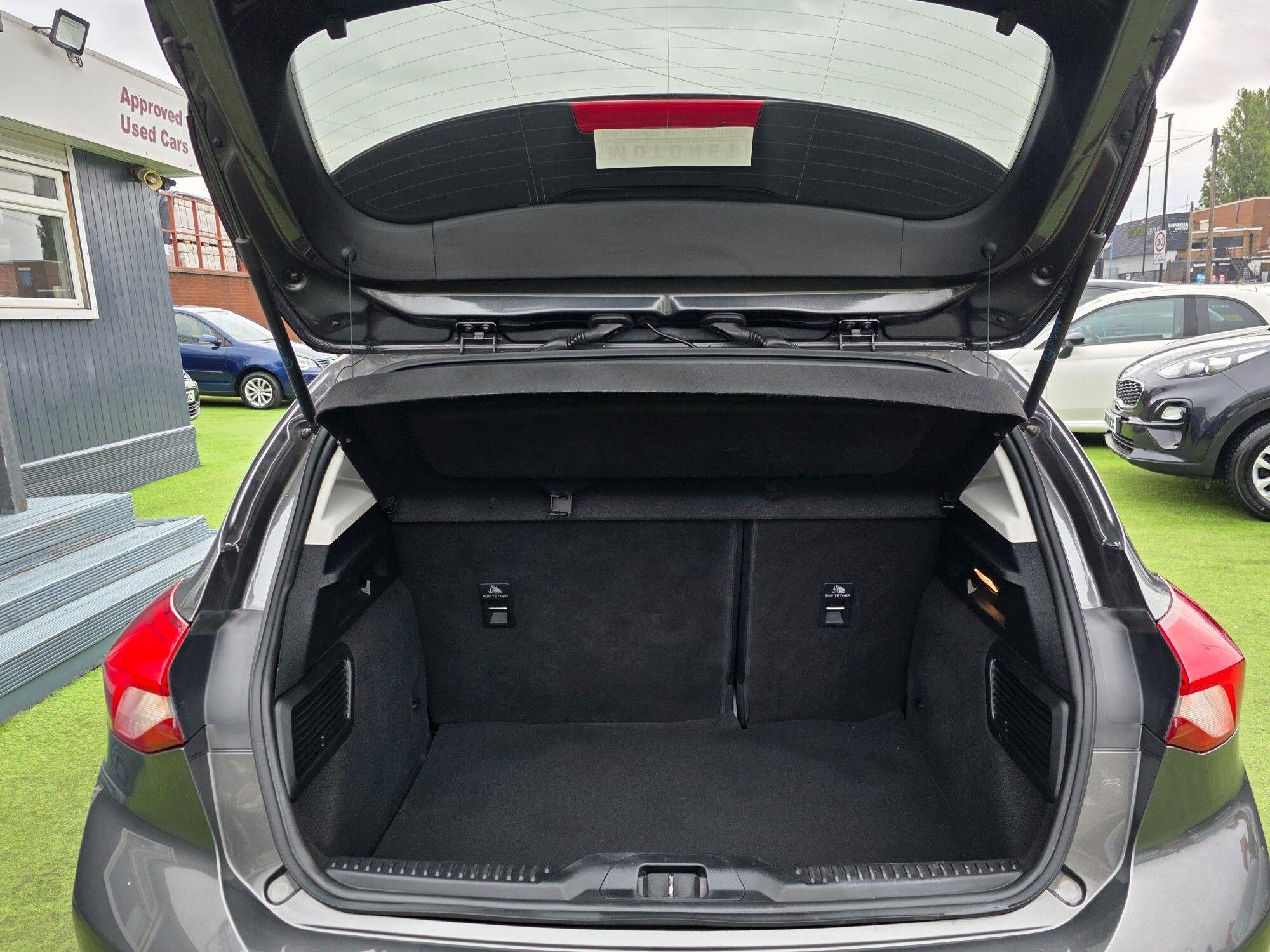 Ford Focus view 14