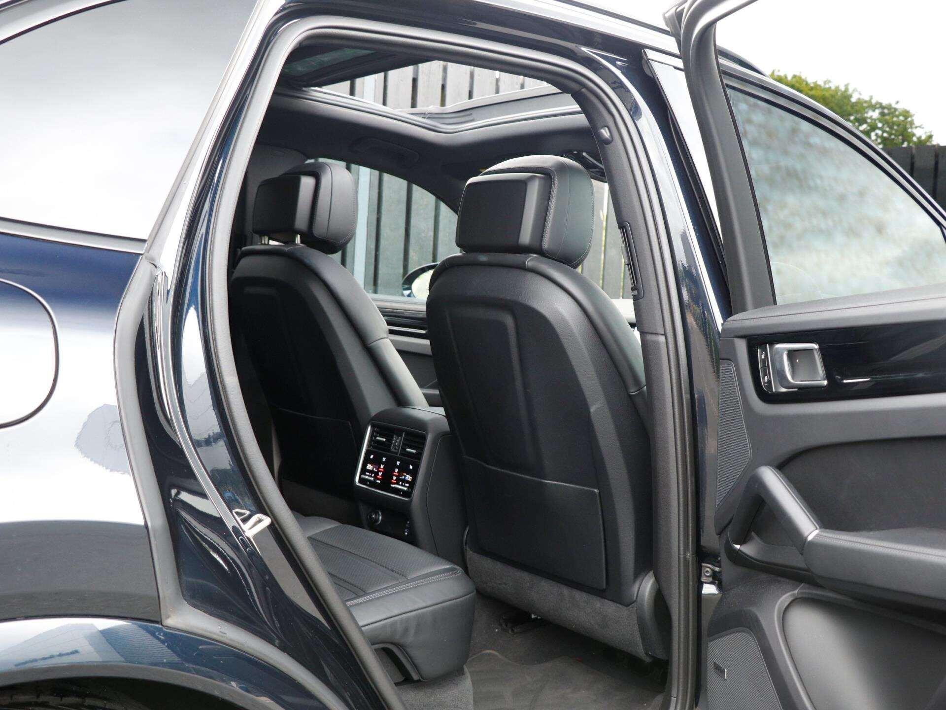 Porsche Cayenne view 27