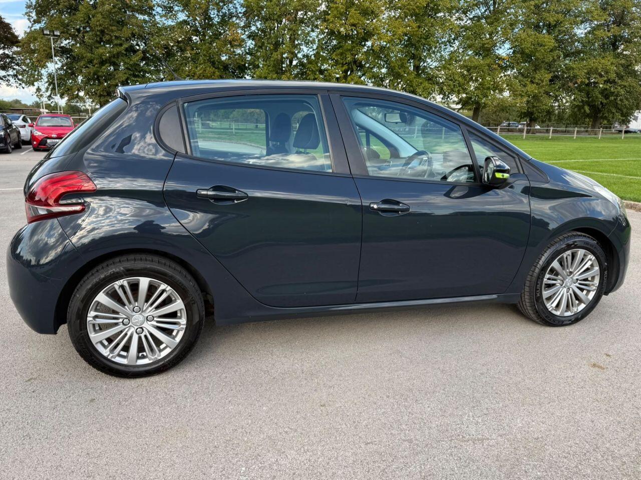 Peugeot 208 view 4