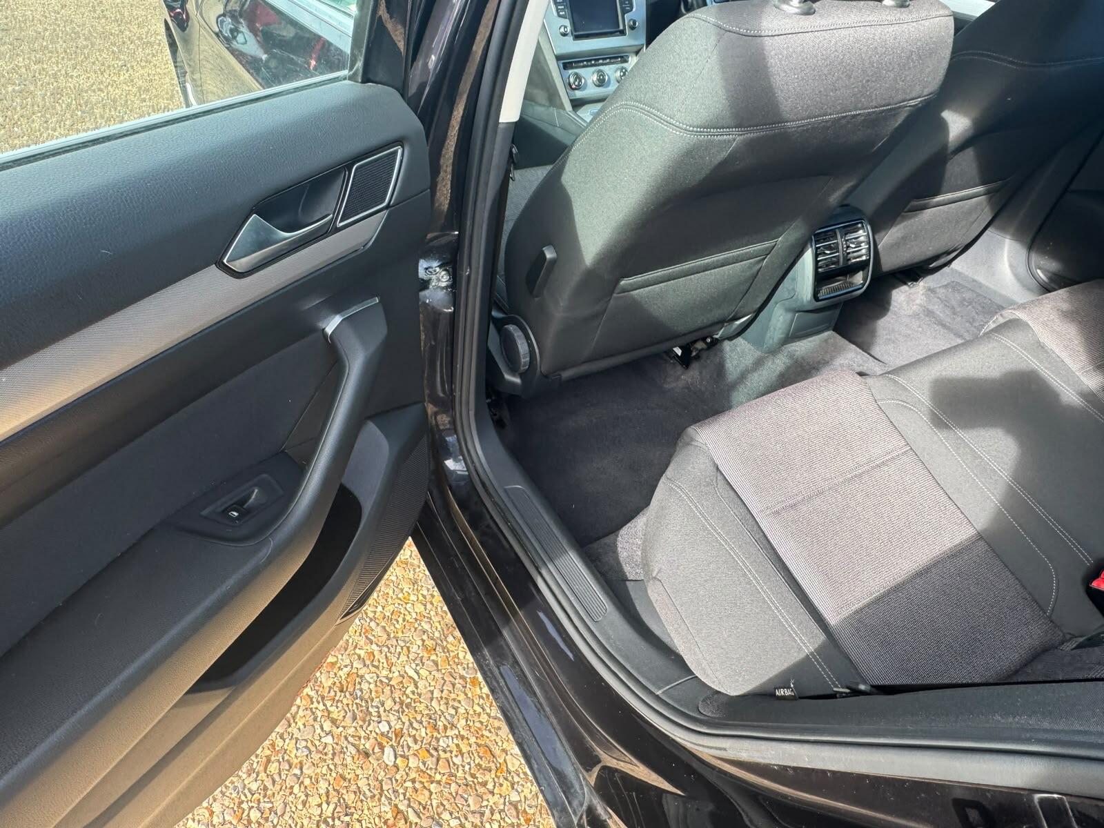 Volkswagen Passat view 20