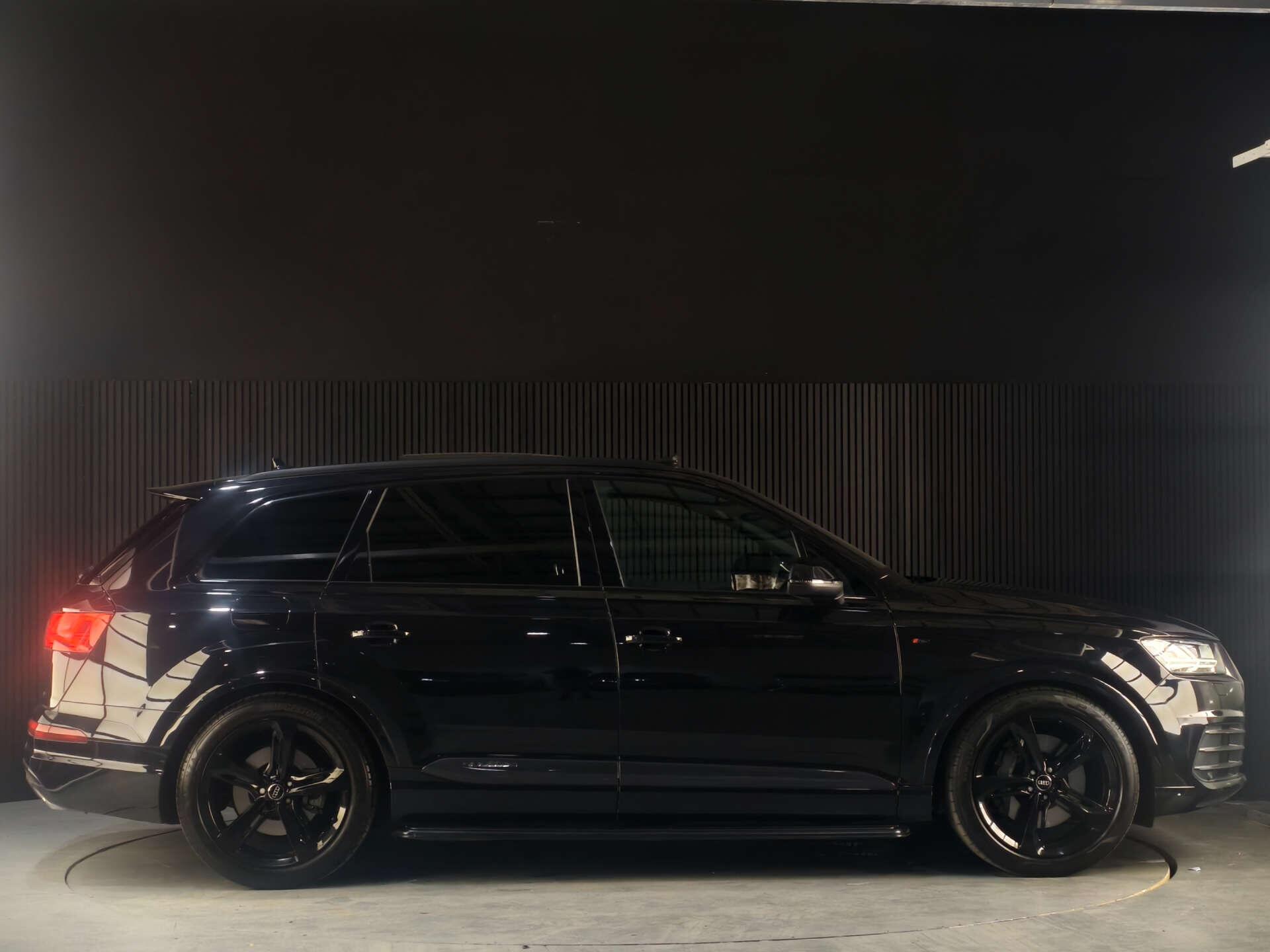 Audi Q7 view 16