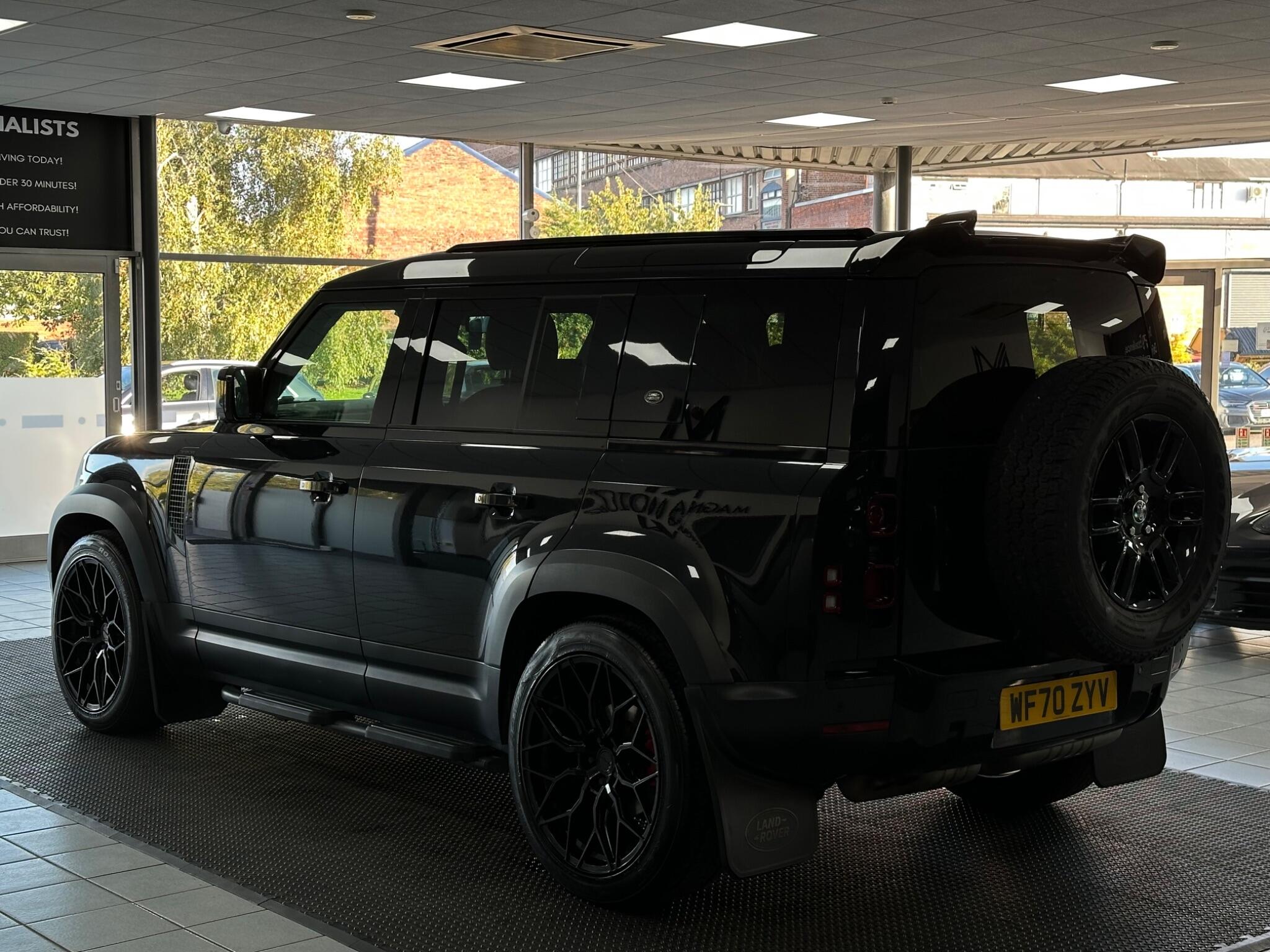 Land Rover Defender 110 view 13