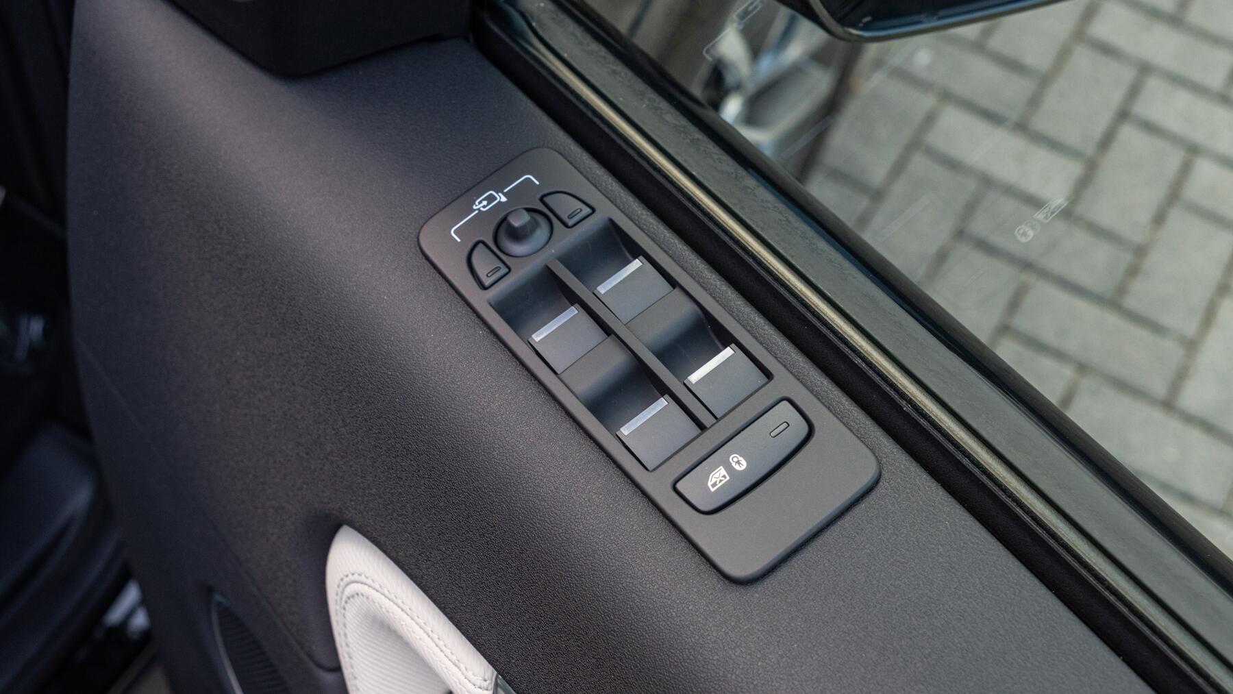Land Rover Discovery Sport view 71