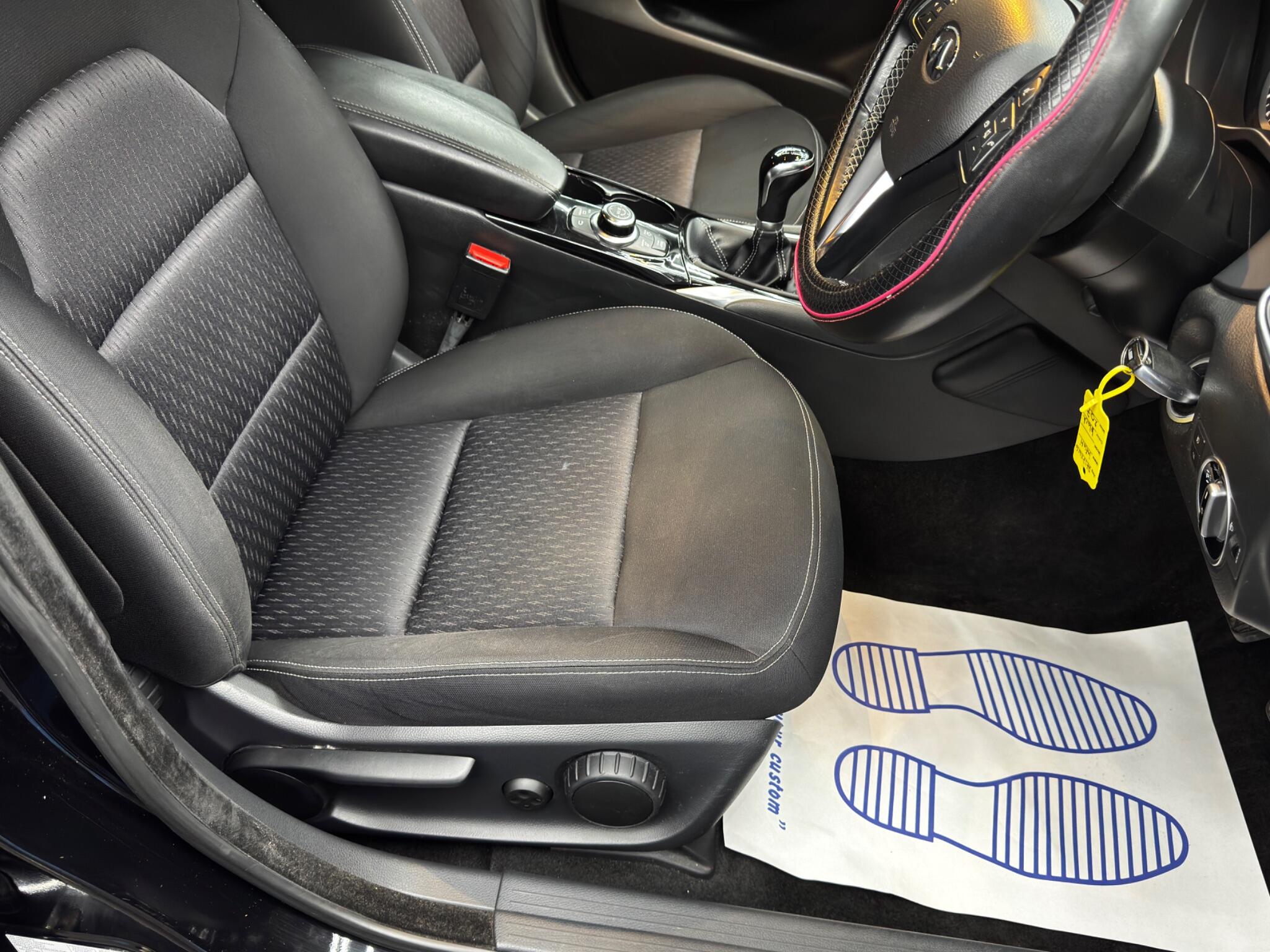 Infiniti Q30 view 13