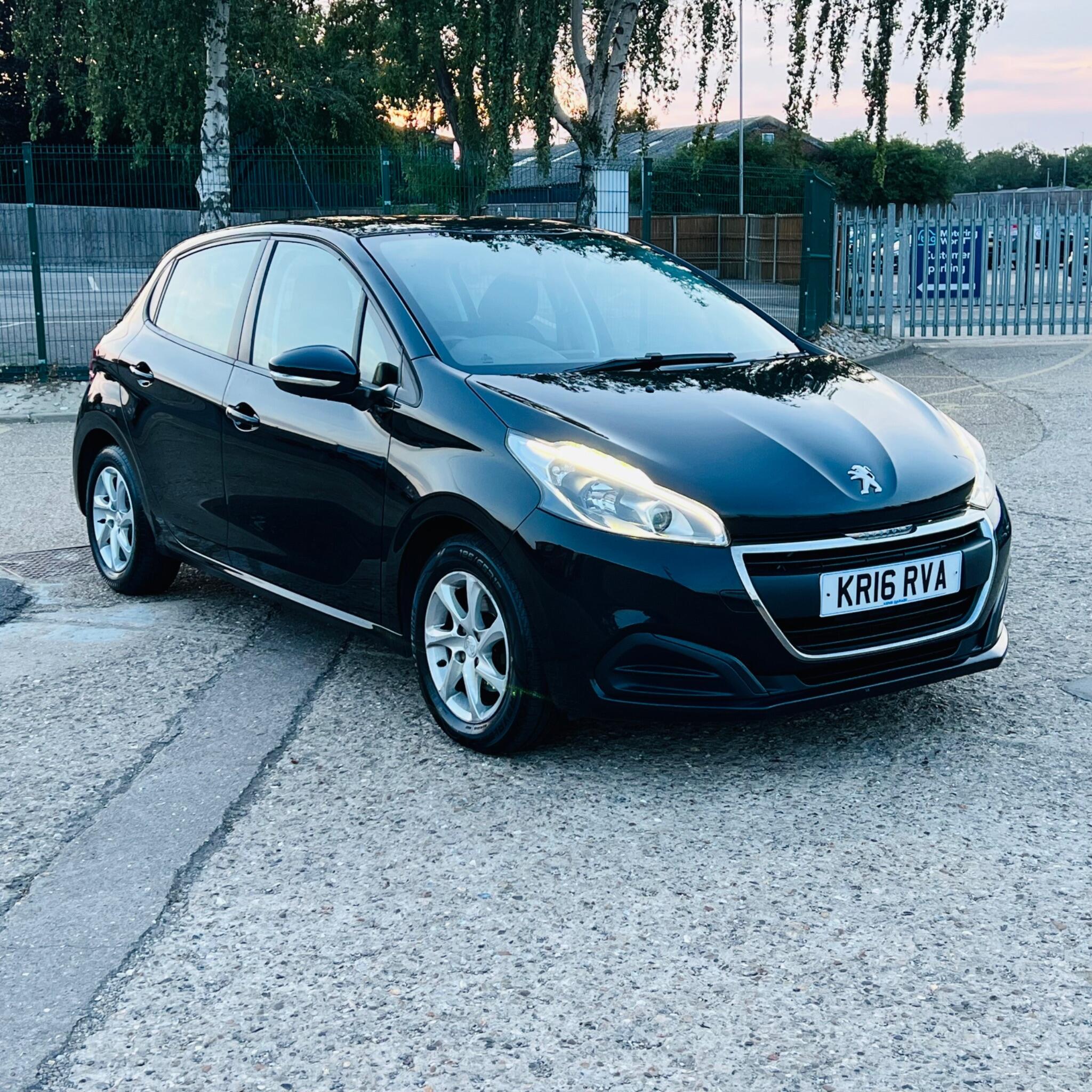 Peugeot 208 view 4