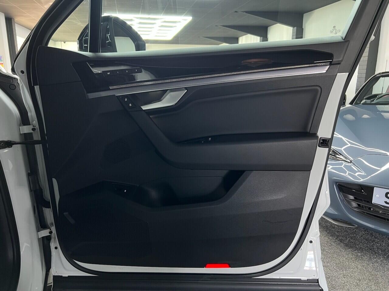 Volkswagen Touareg view 34
