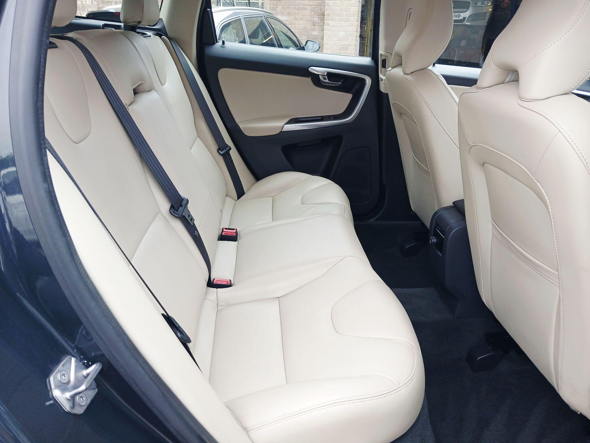 2017 Volvo XC60 image 27