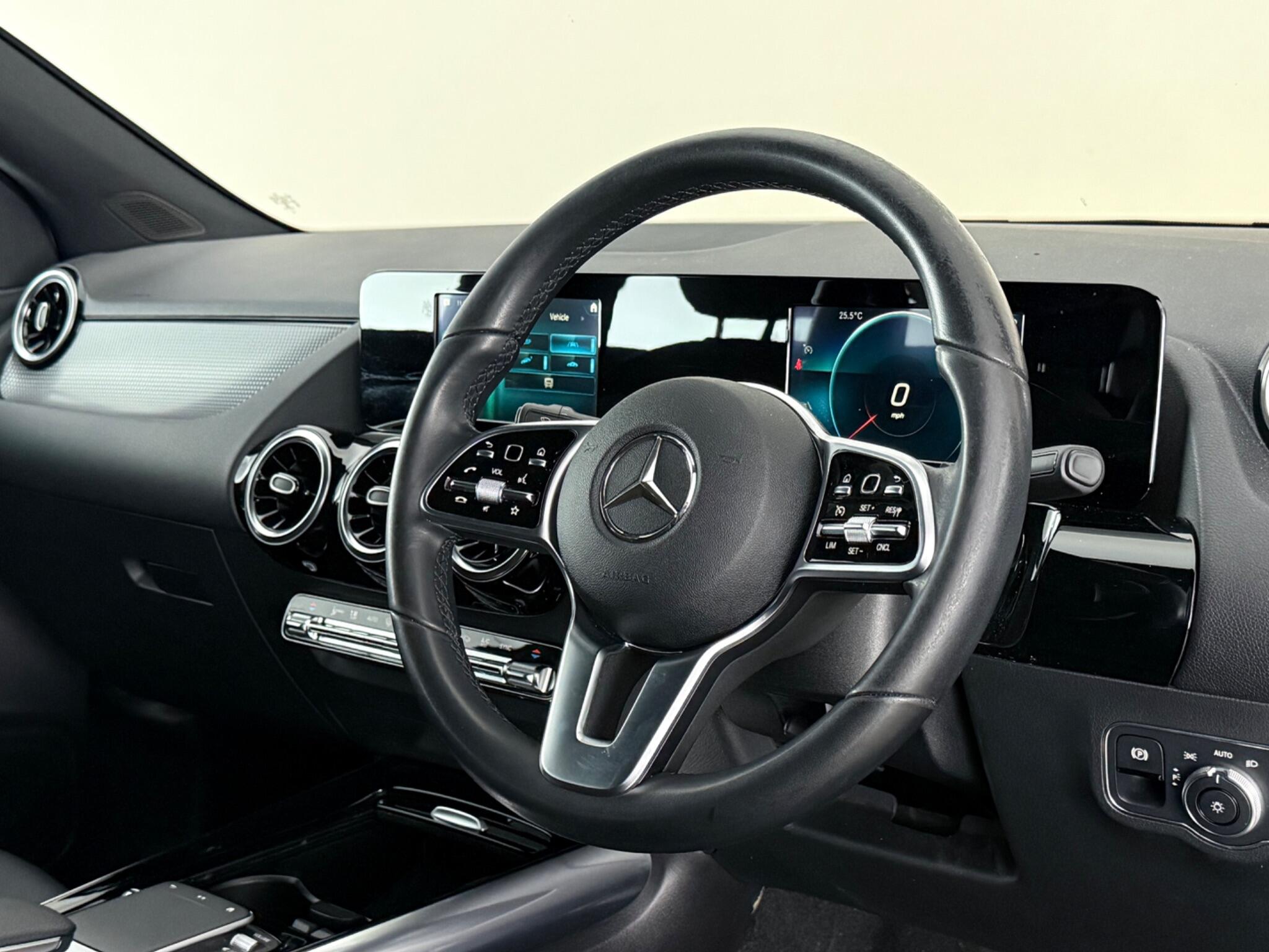 Mercedes-Benz Gla view 3