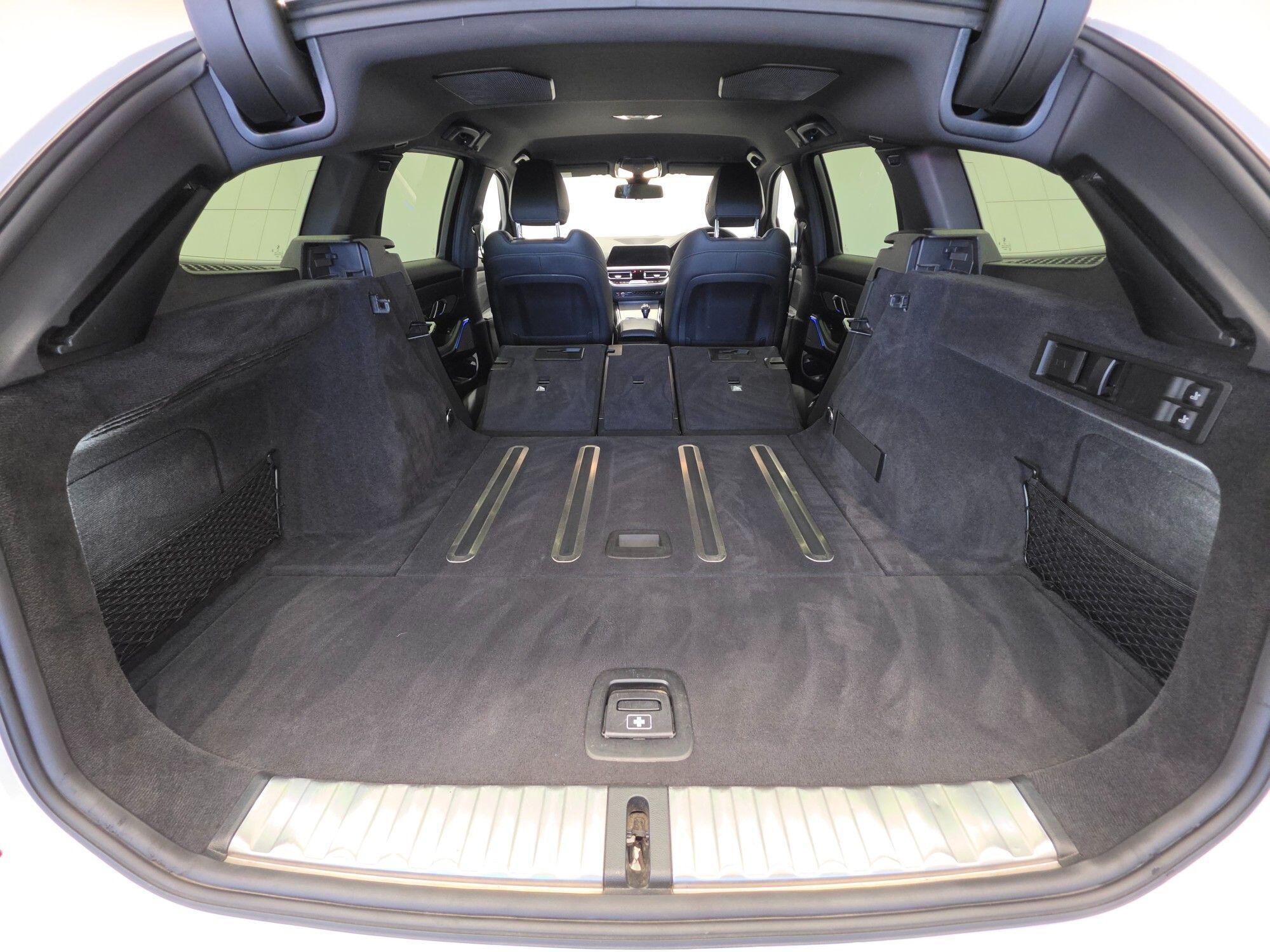 BMW 3 Series view 44