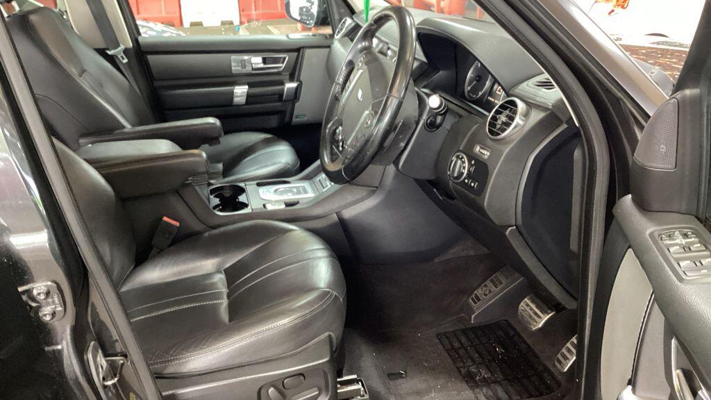 Land Rover Discovery 4 view 2
