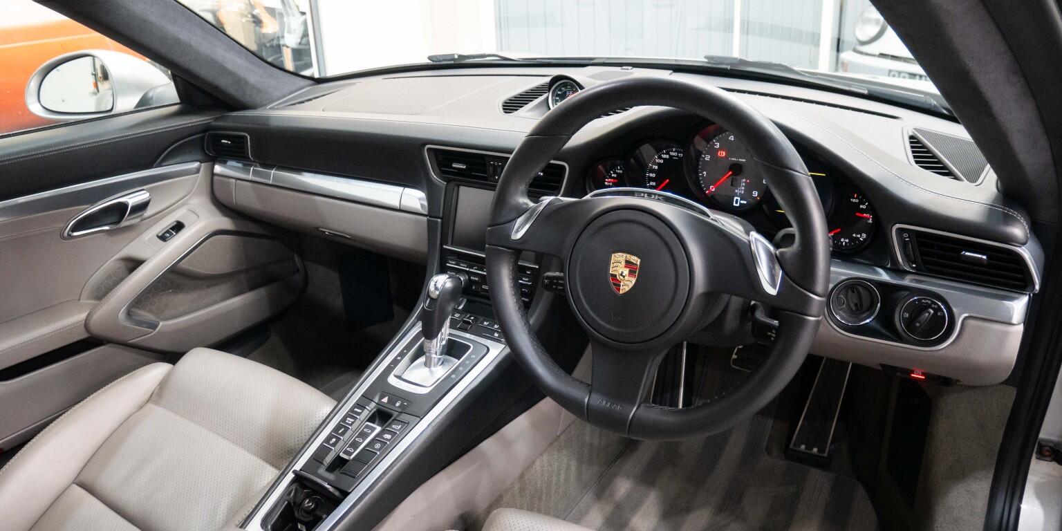 Porsche 911 view 13