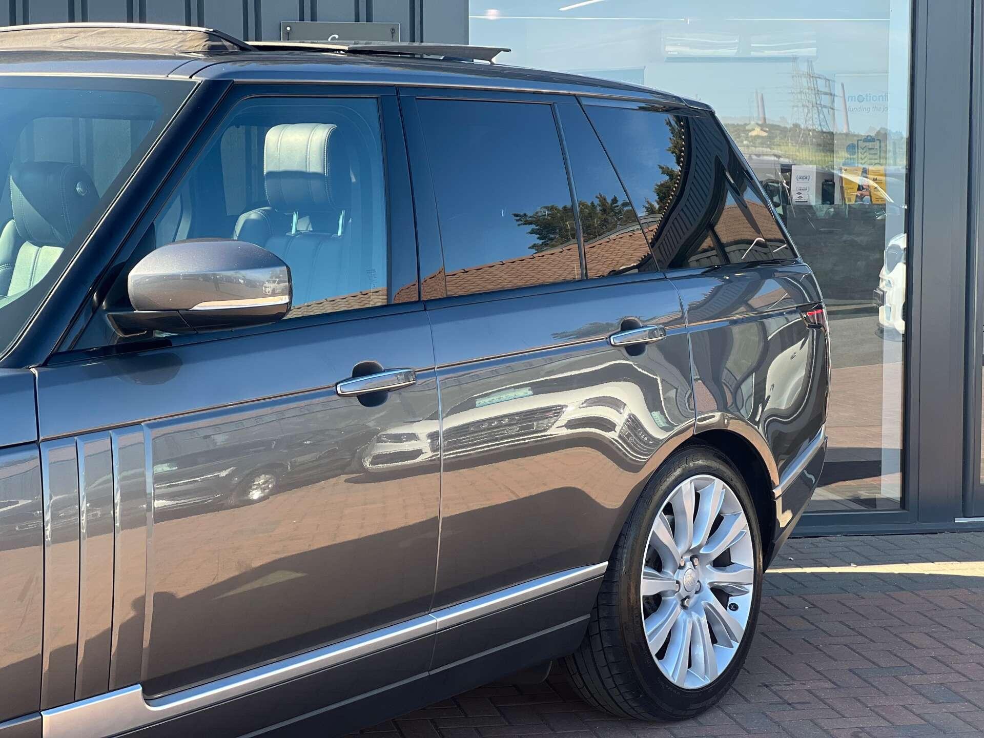 Land Rover Range Rover view 3