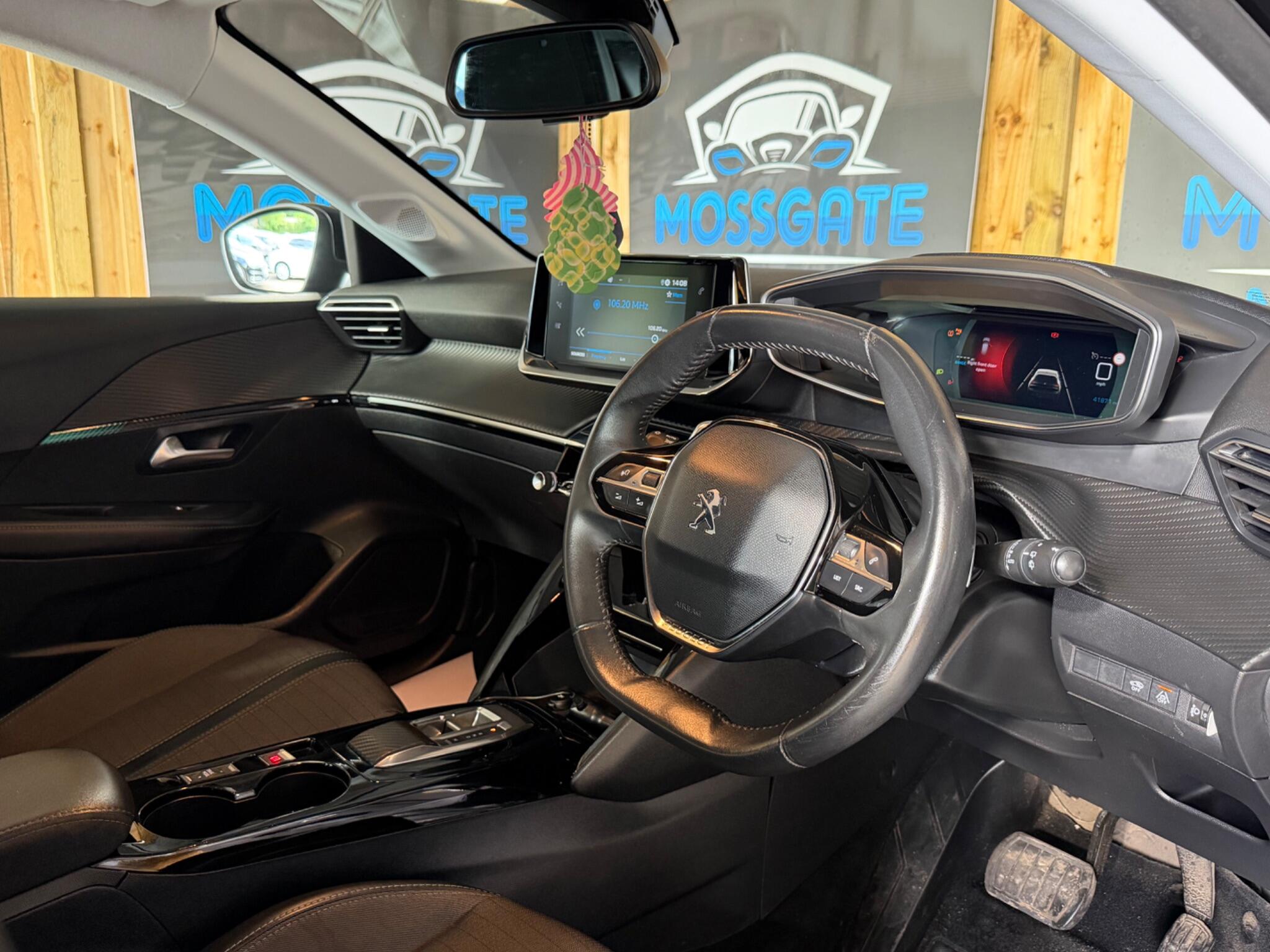 Peugeot 208 view 13