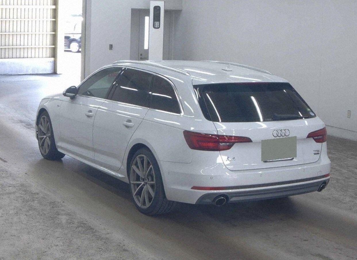 Audi A4 view 4
