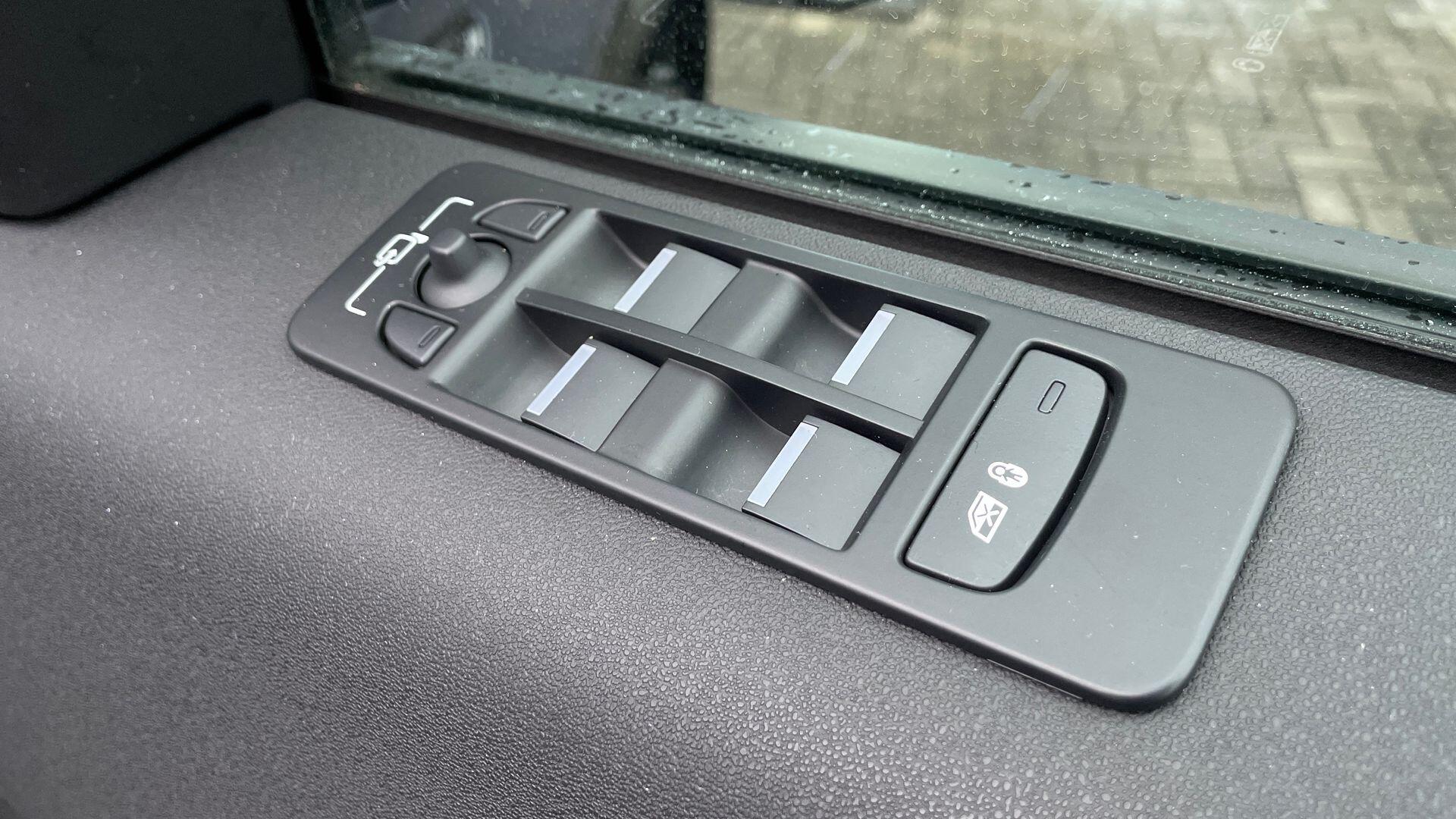 Land Rover Discovery Sport view 25