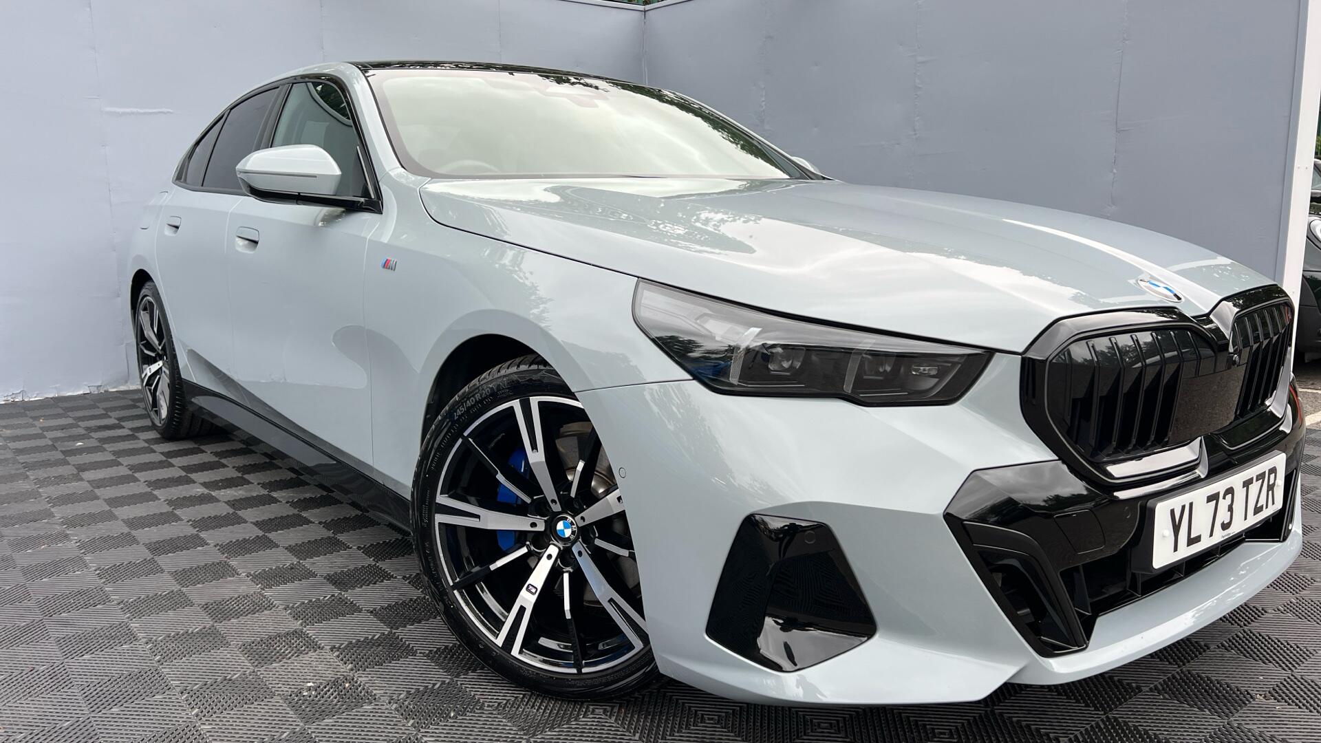 BMW 5 Series view 24